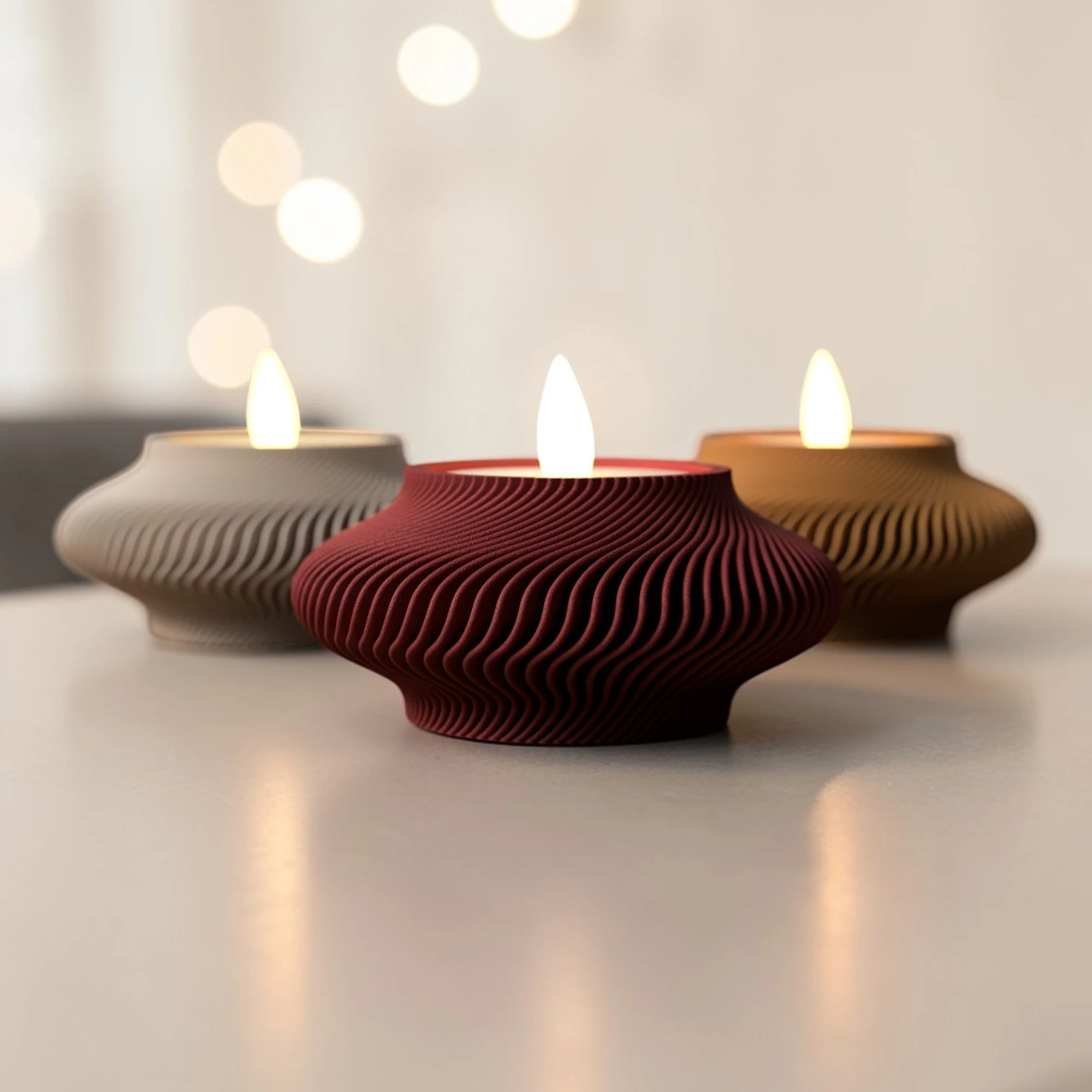 Filigraner LED-Teelichthalter im Laternenstil in Rot, Creme und Braun mit warmem Licht als festliche Tischdeko zum chinesischen Neujahr.