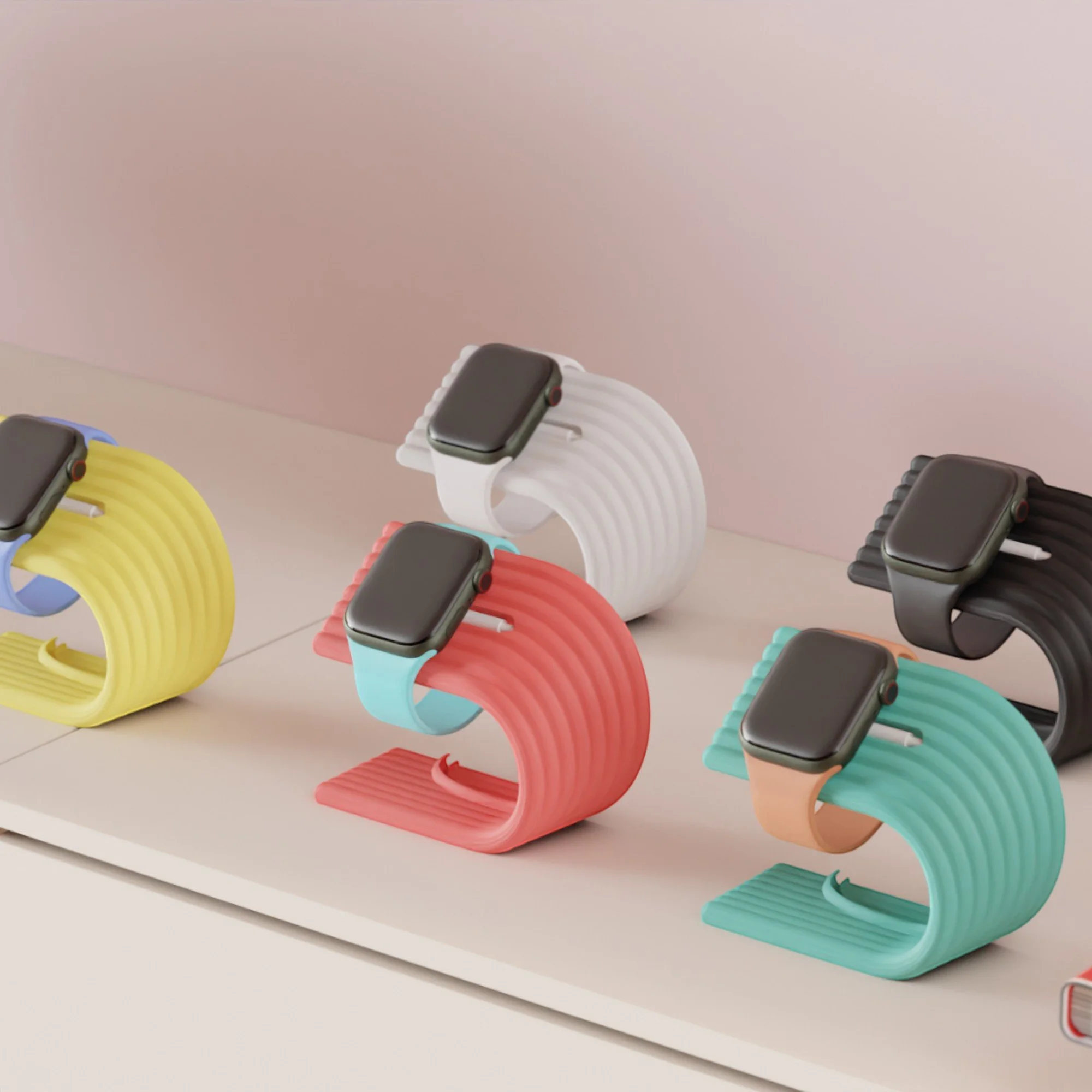 Mehrere Apple Watch Ladeständer in sanften Farben mit aufgesetzter Uhr, kompakte Form und gerippte Oberfläche als modernes Ladezubehör.