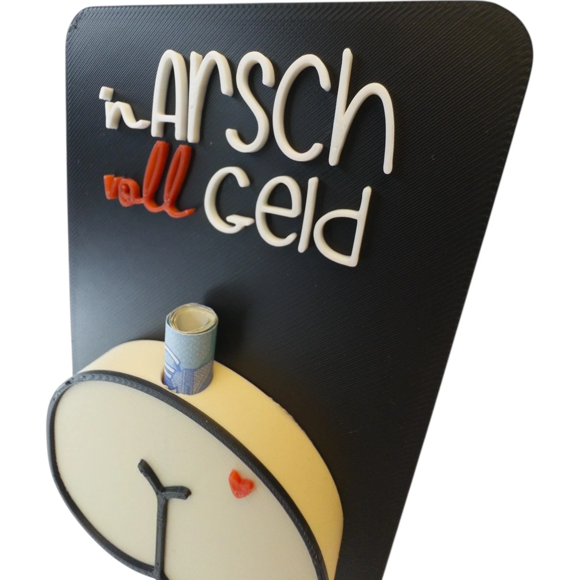 Schräge Detailansicht der schwarzen Karte mit weiß-rotem Schriftzug und sichtbarem Geldscheinhalter im Po-Design am unteren Rand.