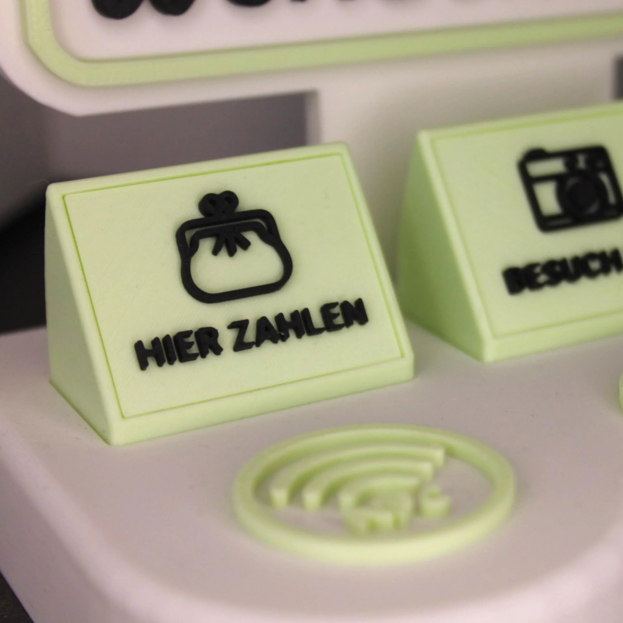 Schrägaufnahme des personalisierten NFC-Displays in Eistütenform mit drei beschrifteten Inlays und runder NFC-Fläche.