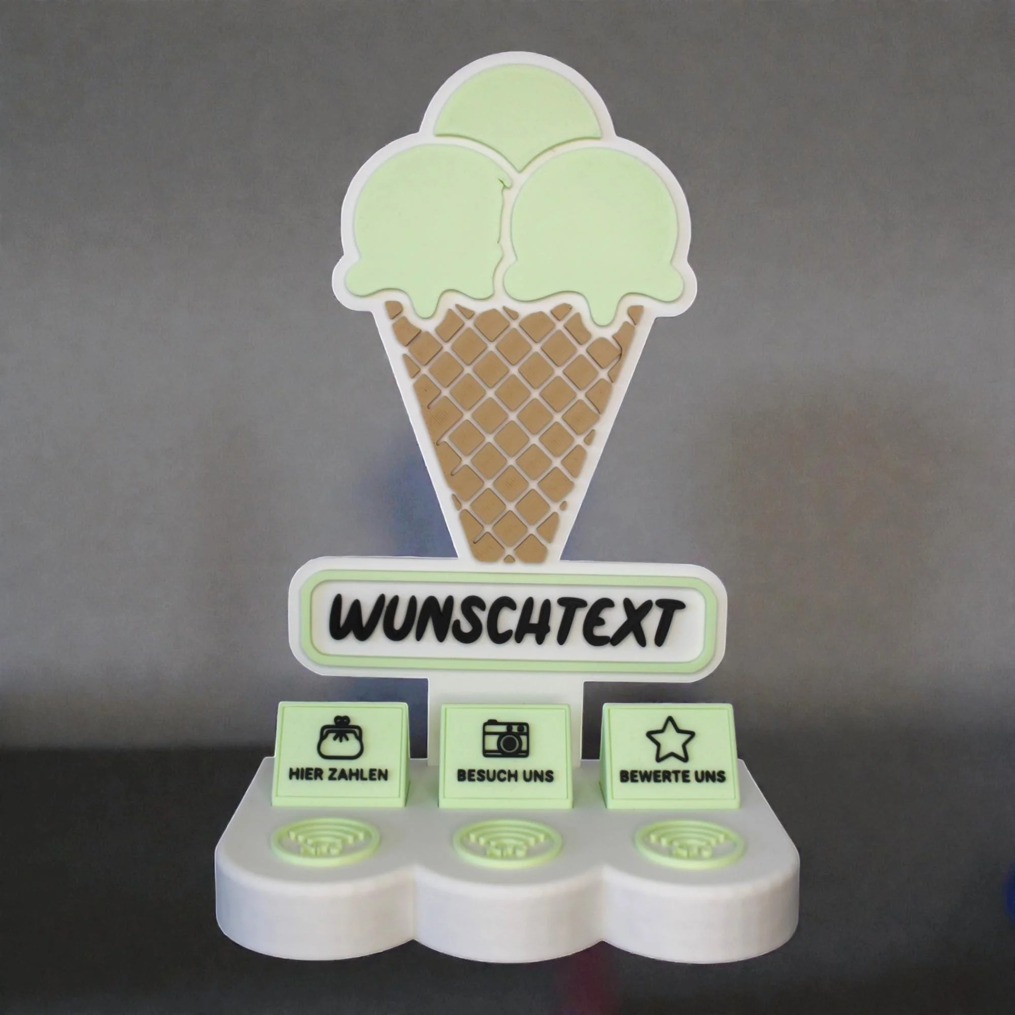 Personalisierter NFC Business-Aufsteller in Eistütenform mit Wunschtext, drei Inlays und runden NFC-Flächen auf neutralem Hintergrund.