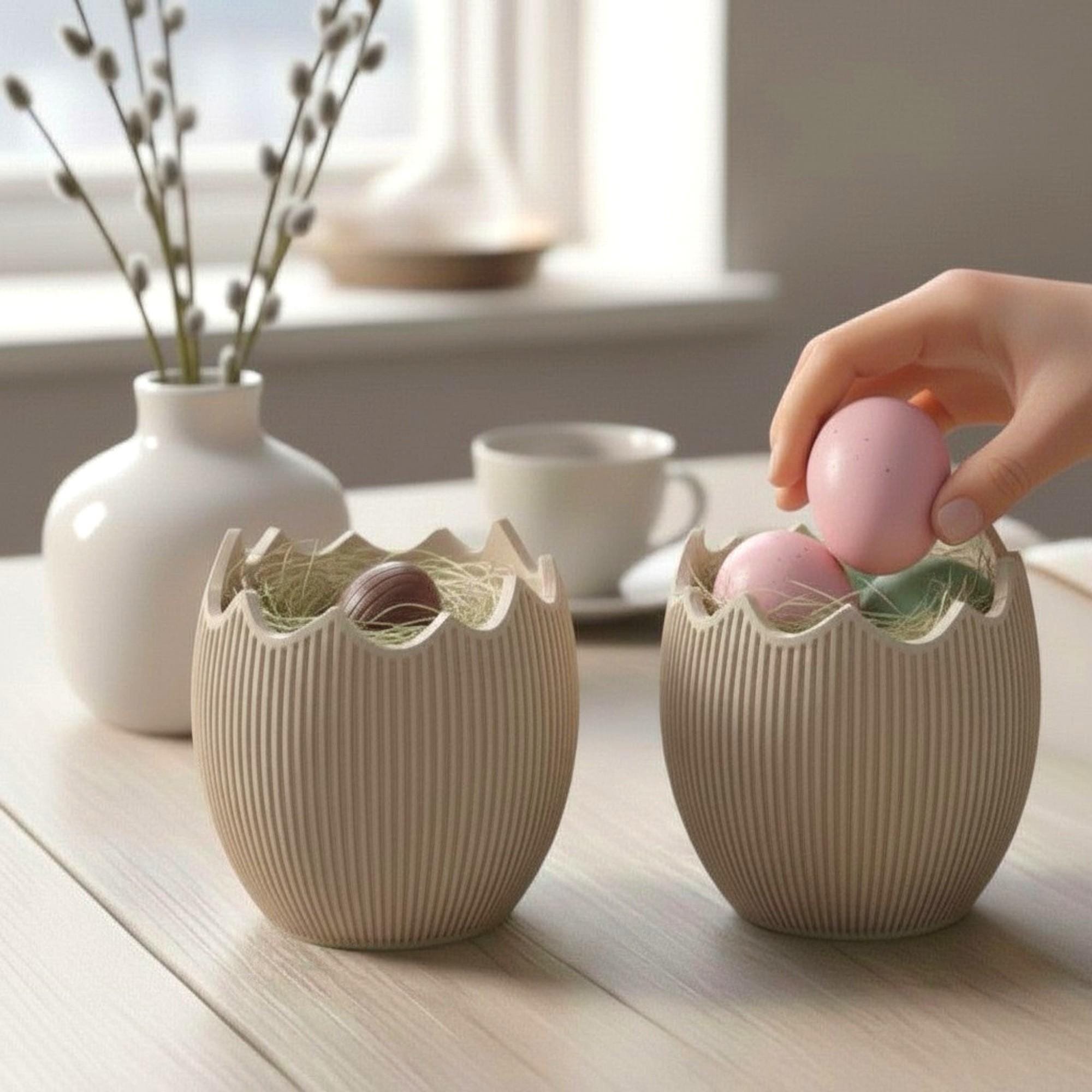Beige Osterschalen im Eierdesign auf hellem Tisch, mit kleinen Ostereiern befüllt und als stilvolle Frühlingsdeko im Wohnbereich inszeniert.