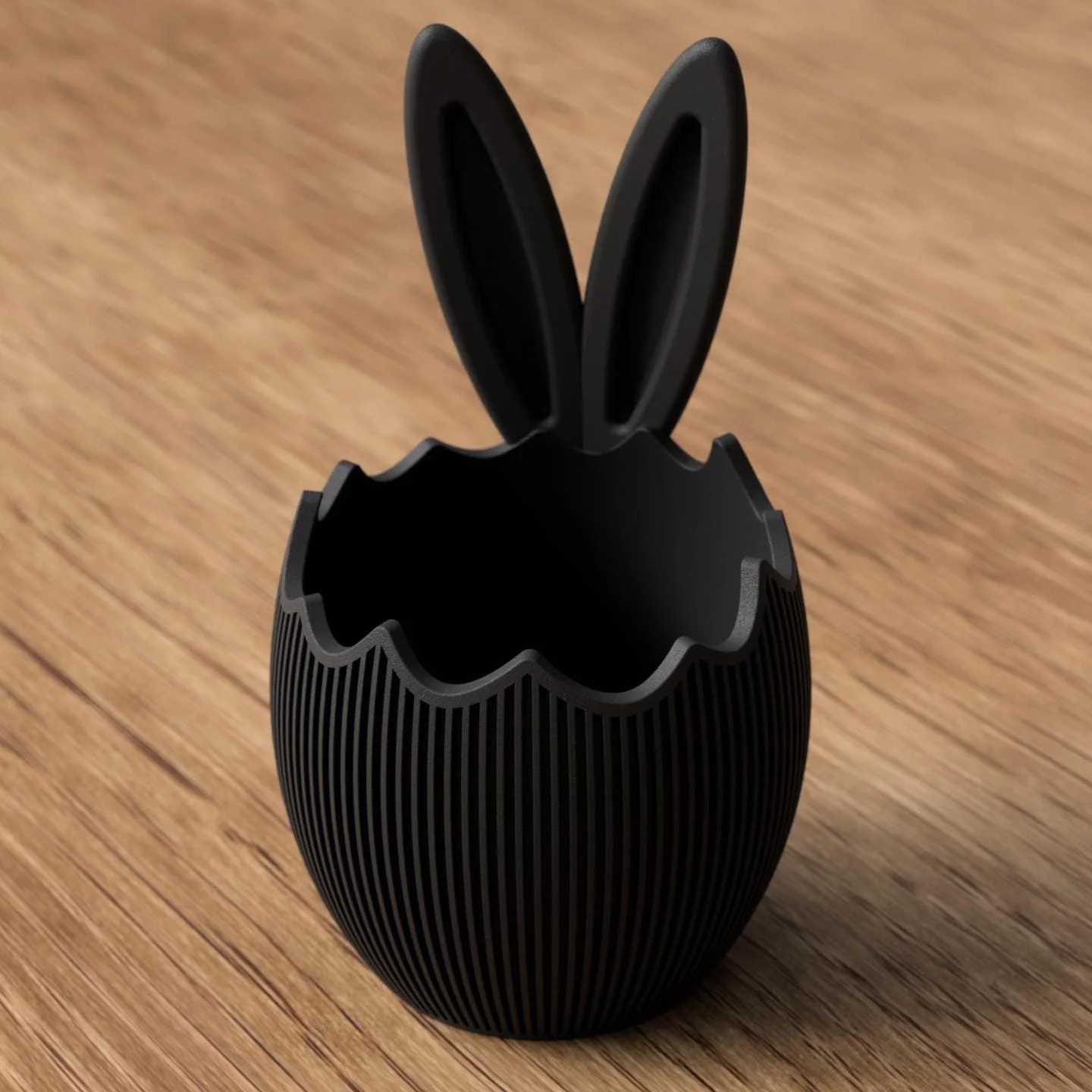 Schwarze Osterschale mit Hasenohren im Eierschalen-Design, modern und kontraststark als dekoratives Detail für Ostern.