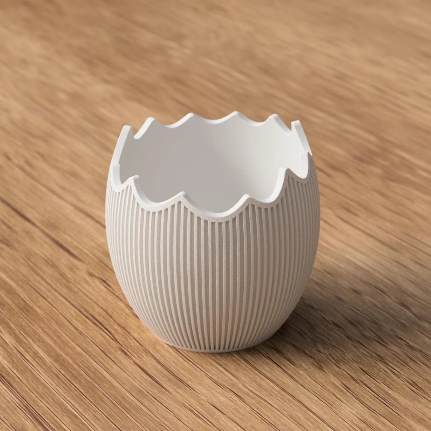 Weiße Osterschale im aufgebrochenen Eierschalen-Design mit feiner Rillenstruktur, schlicht dekoriert auf Holzuntergrund.