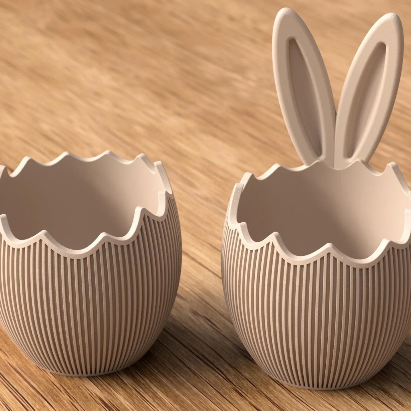 Osterschalen 2er Set in Beige, bestehend aus schlichter Eierschale und Variante mit Hasenohren, leicht seitlich auf Holz fotografiert.