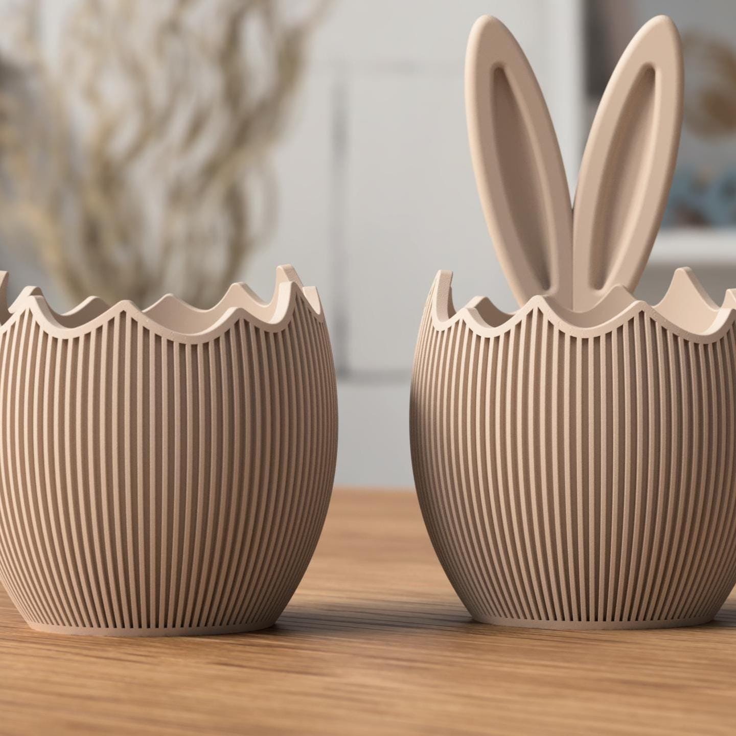 Beige Osterschalen als dekoratives 2er Set auf Holzfläche, inszeniert im wohnlichen Frühlingsambiente mit unscharfem Hintergrund.