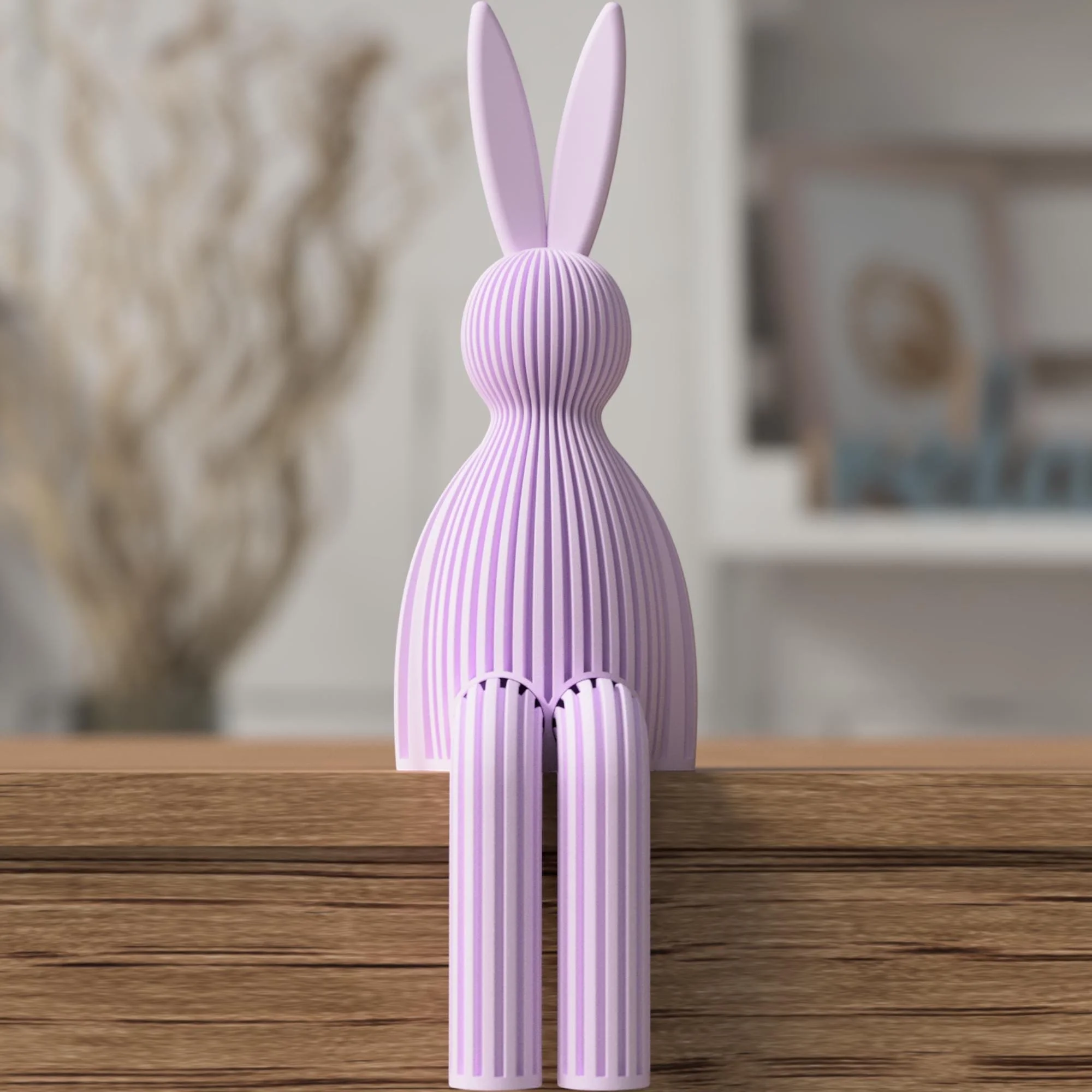 Fliederfarbener Osterhase mit gerippter Struktur und hängenden Beinen als moderne Sitzfigur auf Holzkante vor weichem Hintergrund.