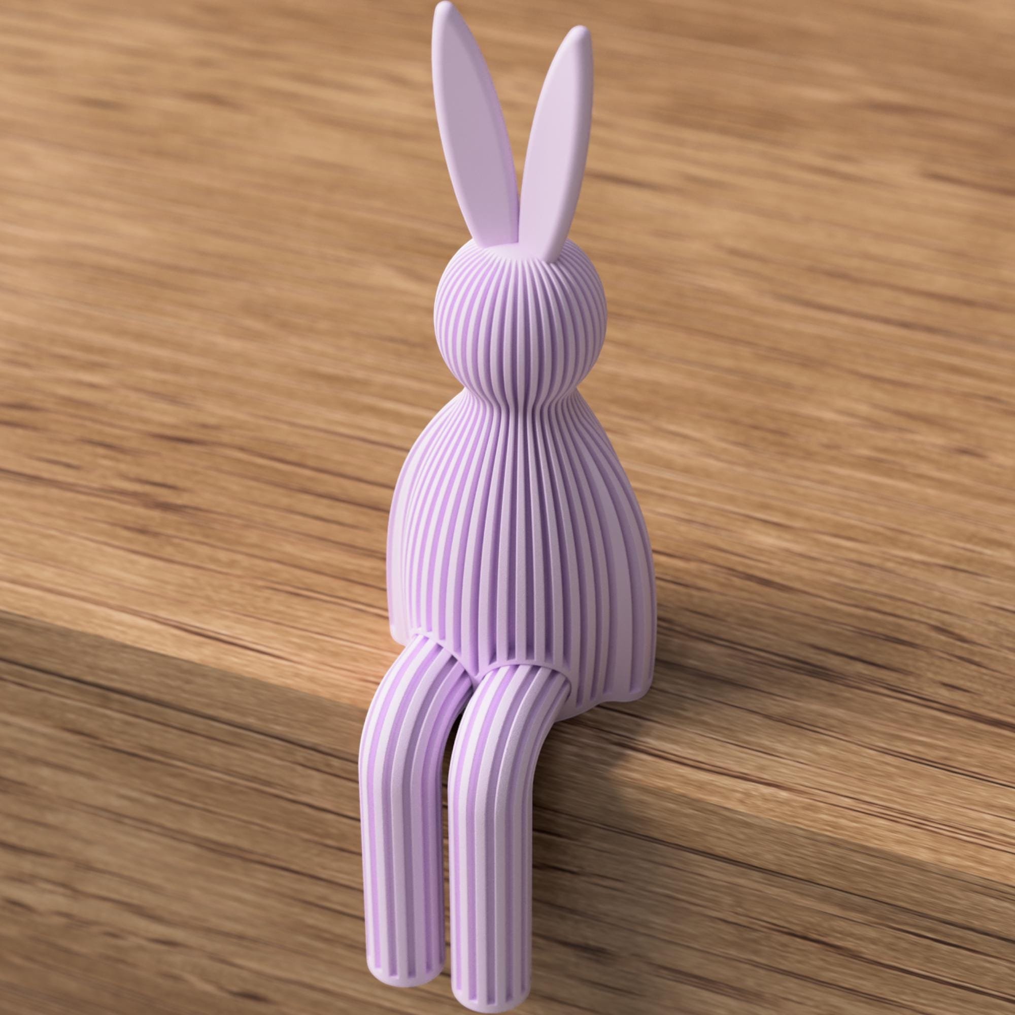 Fliederfarbene Hasenfigur mit gerippter Oberfläche in Seitenansicht auf Holz, moderne Osterdeko mit langen Ohren und hängenden Beinen.