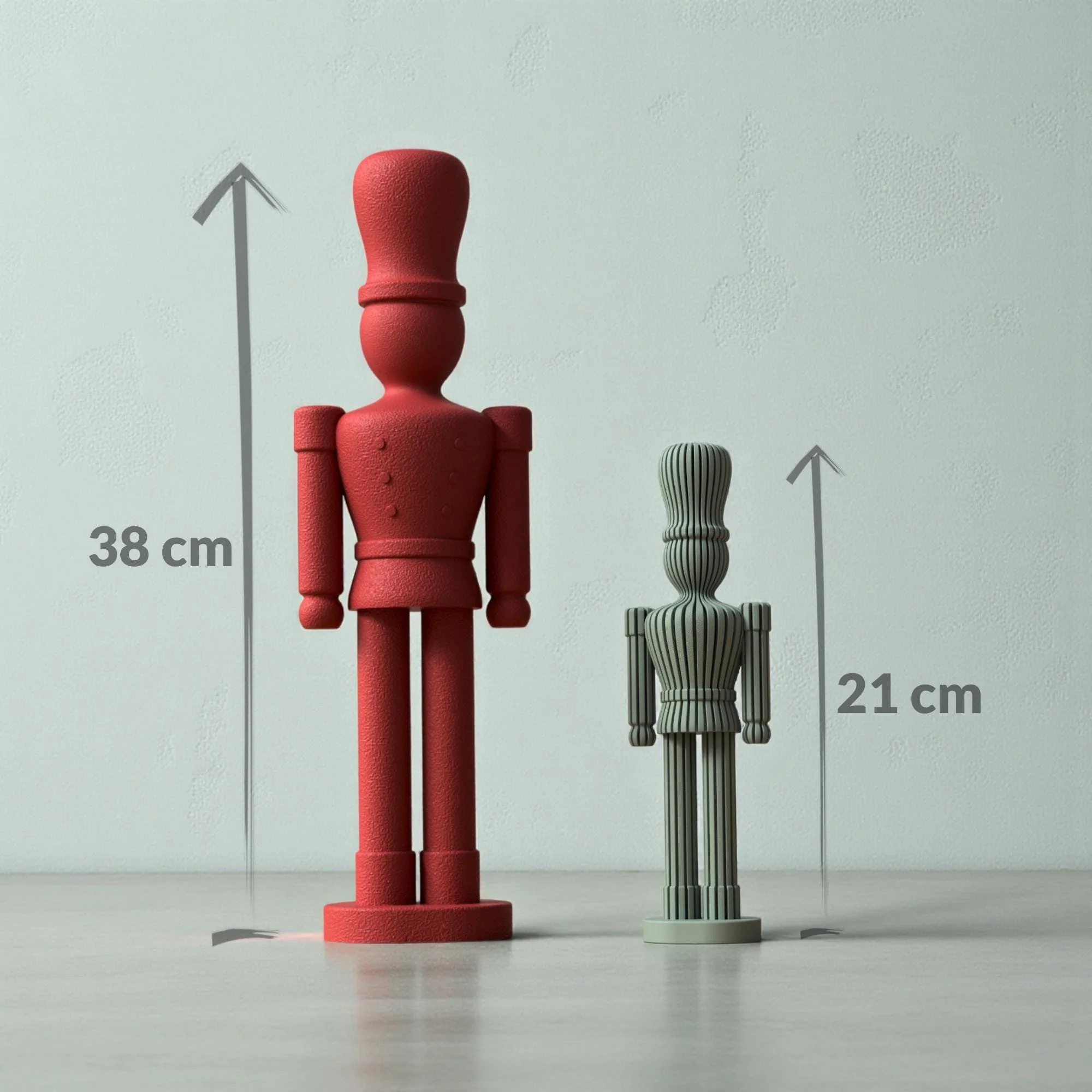 Größenvergleich des Nussknackers in Rot und Salbeigrün mit eingezeichneten Höhen von 38 cm und 21 cm vor hellem Hintergrund.