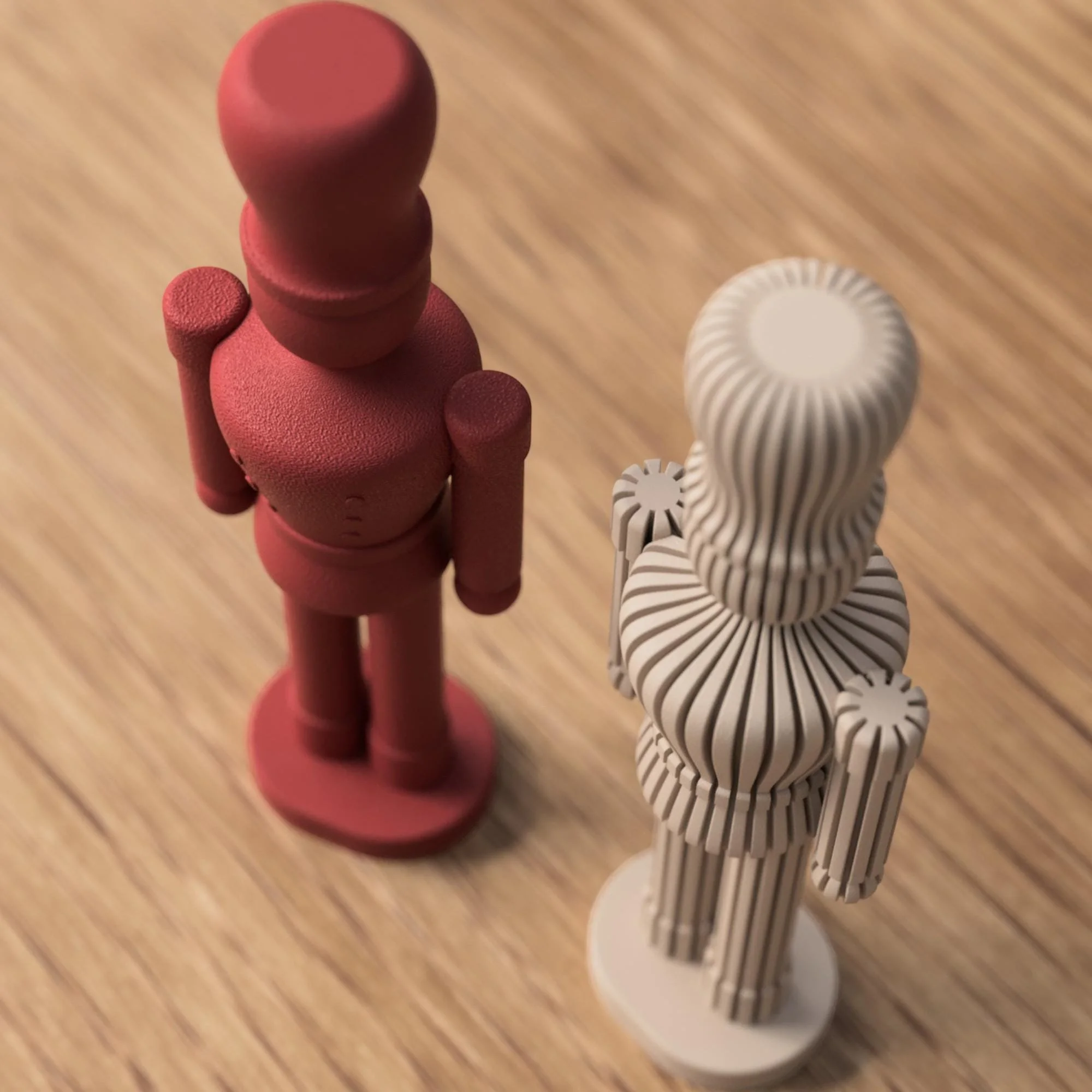 Roter Nussknacker und beige gerippte Variante schräg von oben, mit sichtbarer Form, Tiefe und dekorativem Detail auf Holzoberfläche.