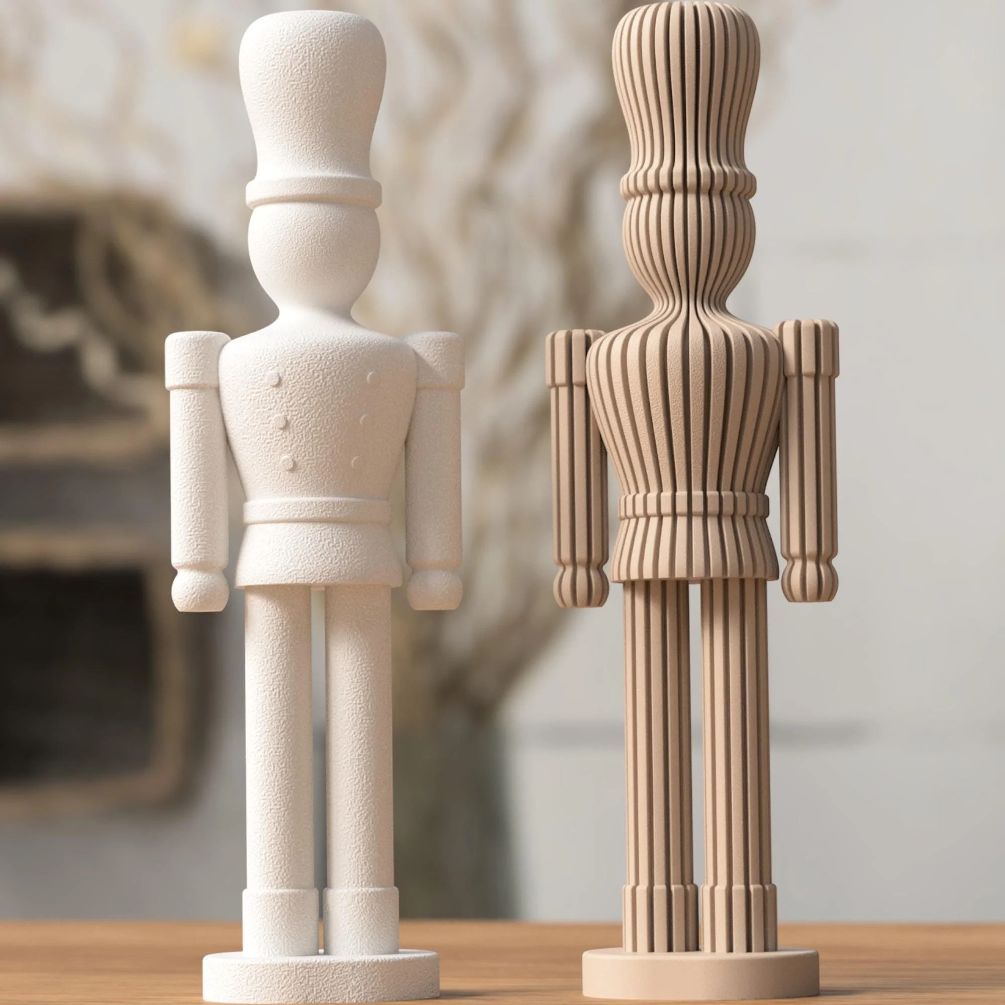 Skandinavischer Nussknacker in Weiß neben einer beigen gerippten Variante, frontal dargestellt als ruhige Weihnachtsdeko im Japandi-Stil.