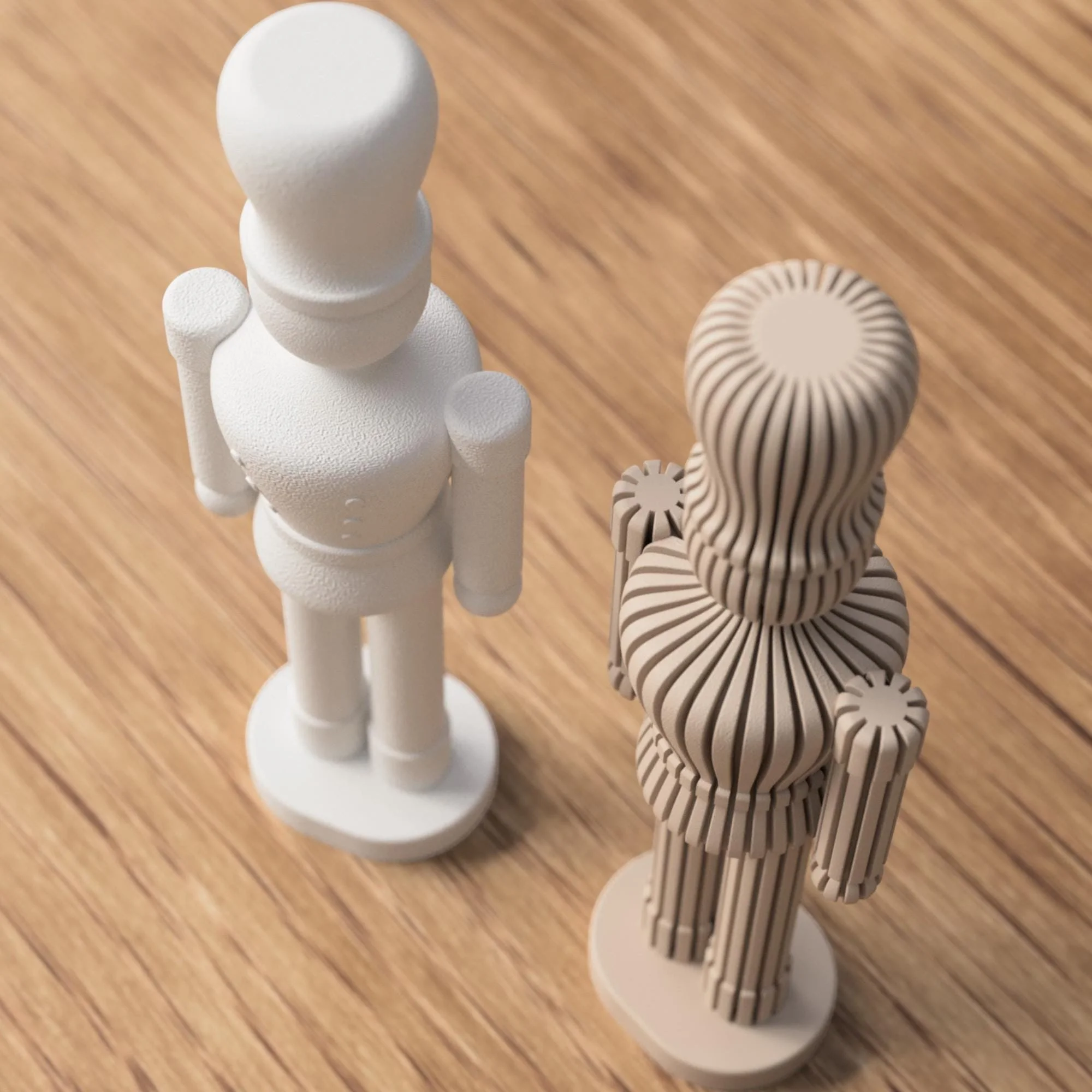 Weiße Figur mit glatter Oberfläche neben beiger gerippter Variante, schräg von oben auf Holzfläche für einen klaren Blick auf die Form.