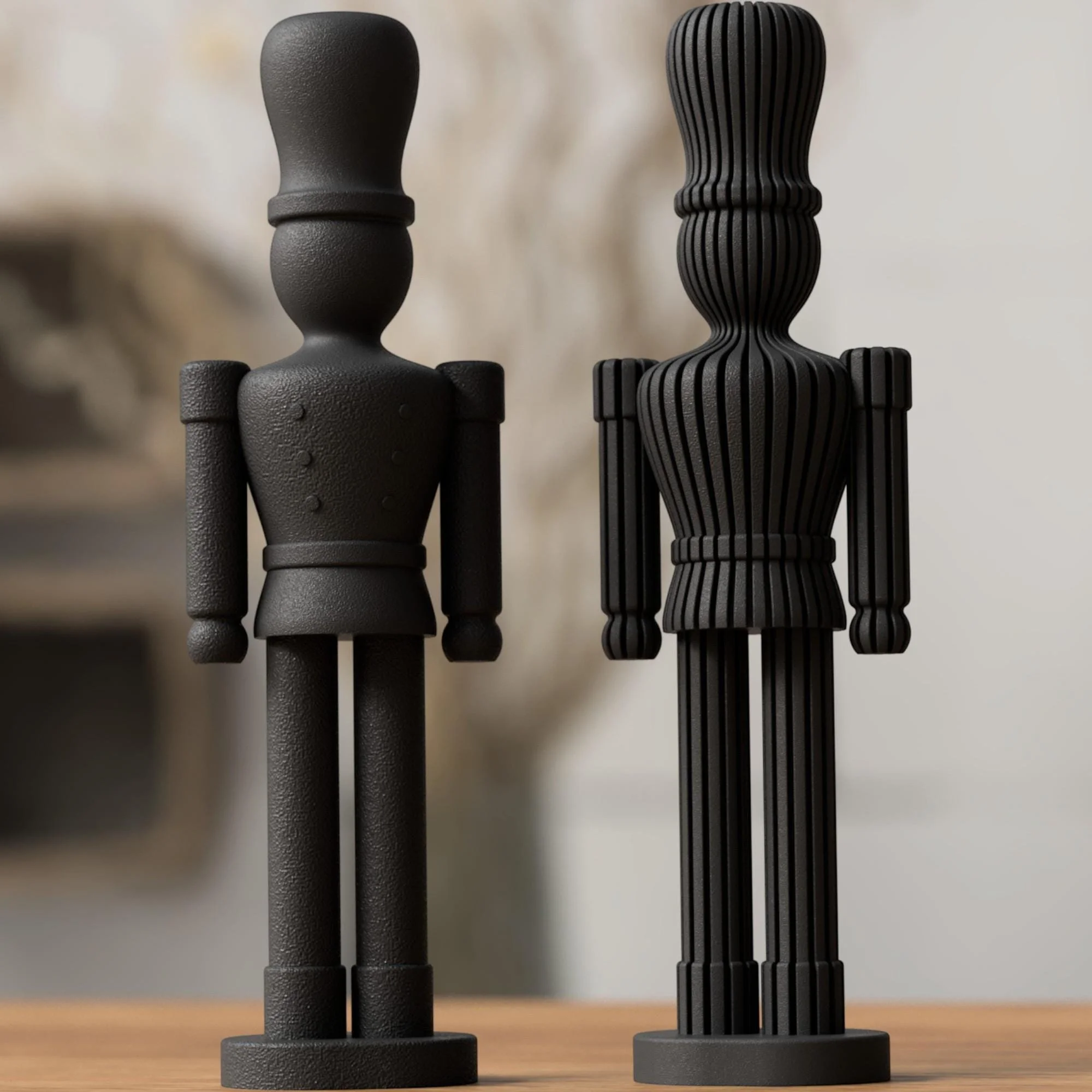 Zwei schwarze Nussknacker in glatter und gerippter Ausführung, frontal inszeniert als moderne Weihnachtsdeko mit markanter Silhouette.