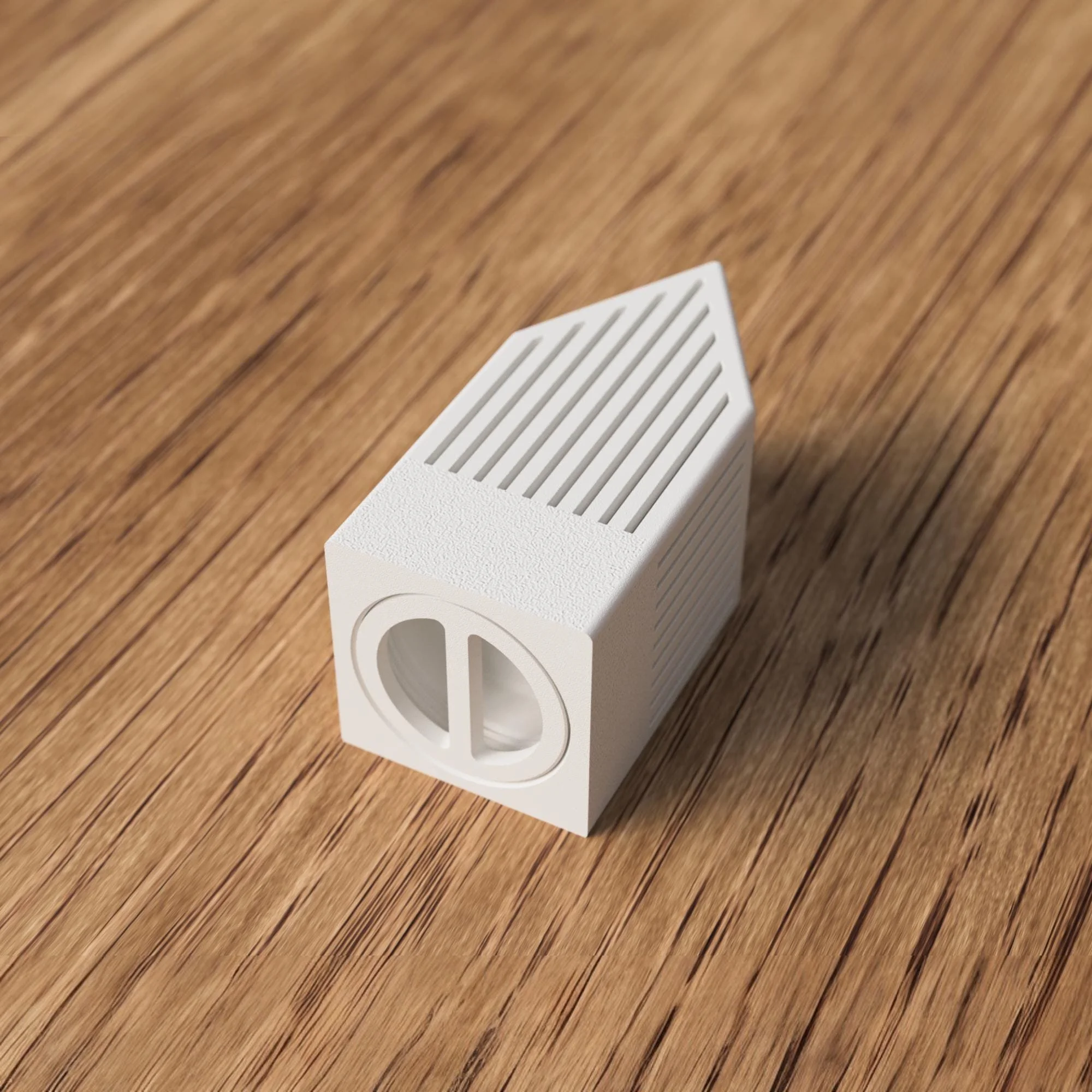 Detailansicht des weißen Teelichthauses mit feinen Schlitzen und seitlichen Öffnungen zum Einsetzen und Schalten des LED-Teelichts.