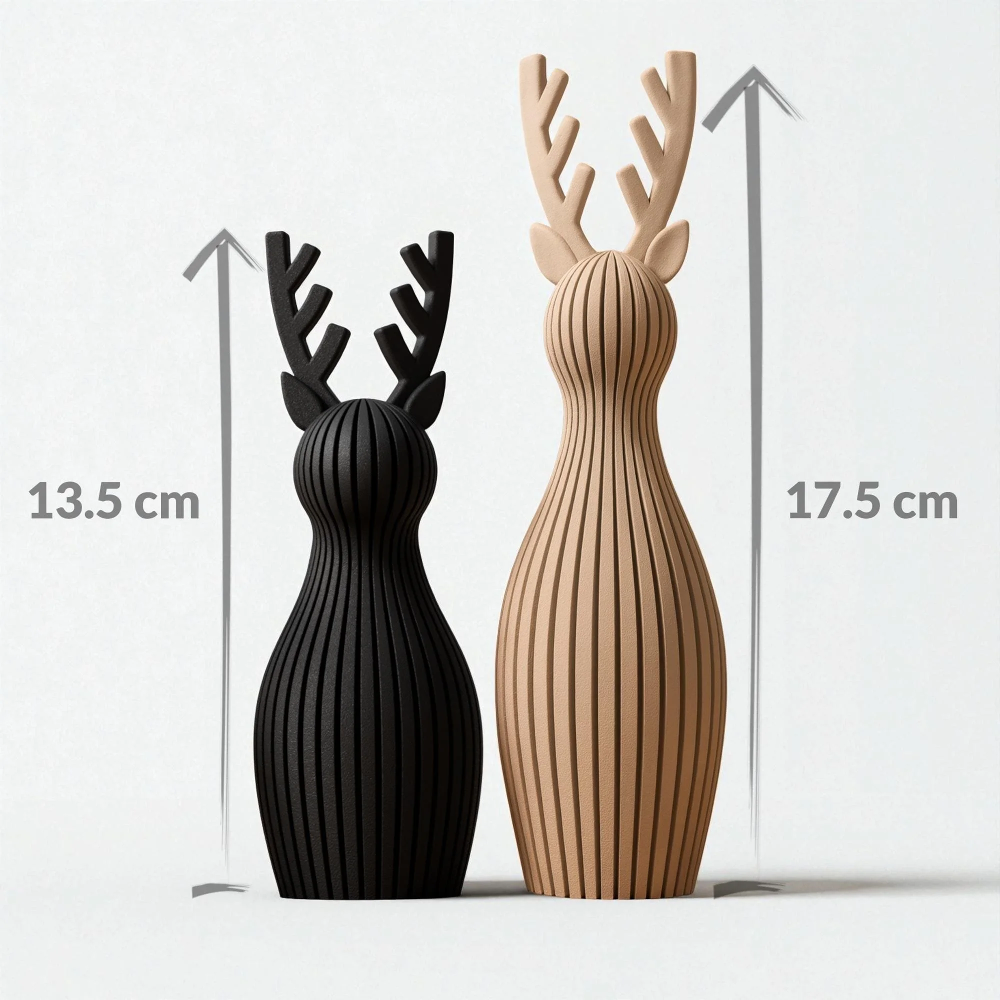 Größenvergleich der Rentier Figur in Schwarz und Beige mit Maßangaben für zwei Varianten auf hellem Hintergrund.