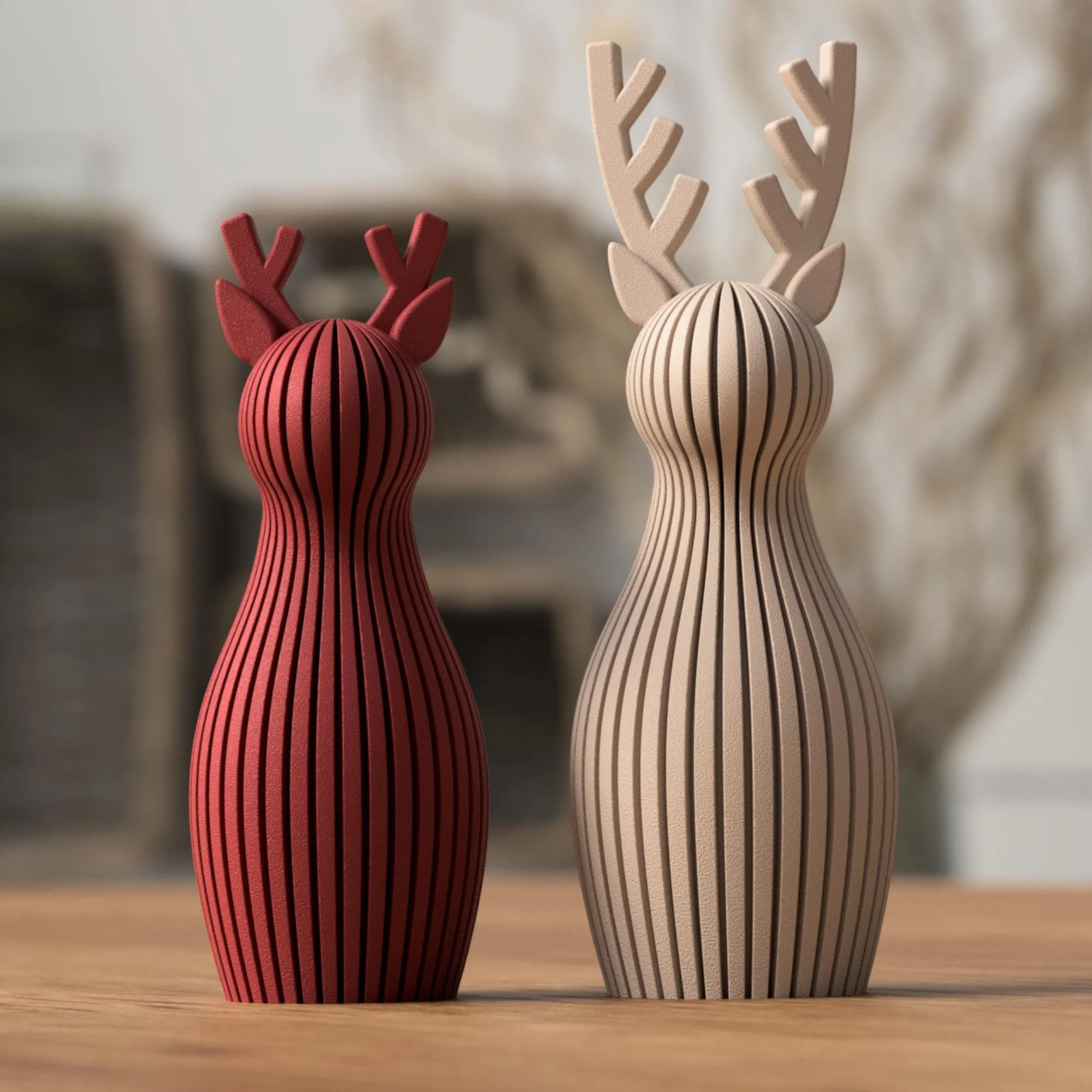 Rentier Figuren in Weinrot und Beige als harmonisches Deko-Set auf Holz, passend für moderne Winterdeko mit ruhiger Formensprache.