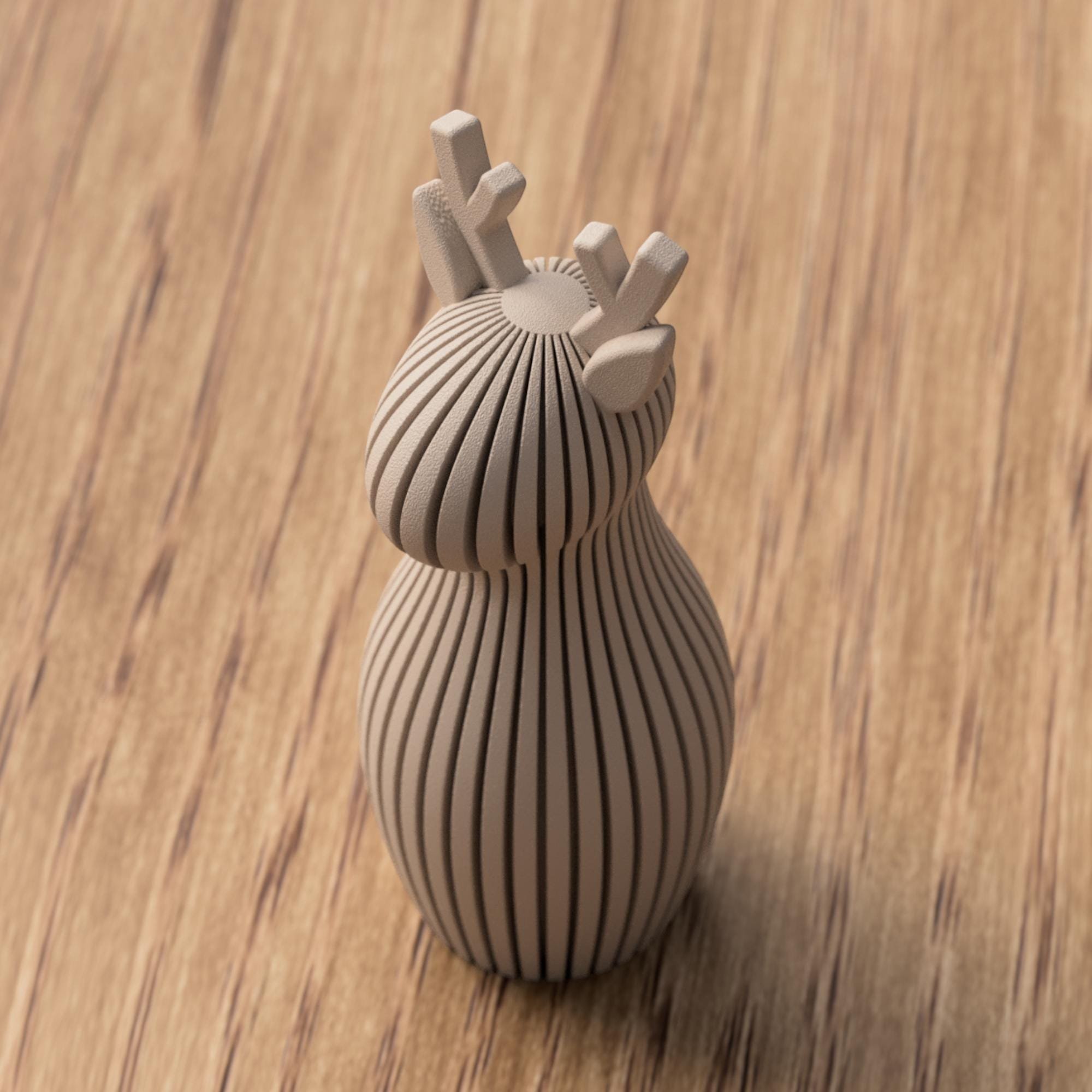 Beige Rentier Figur mit geriffelter Oberfläche und kurzem Geweih, schlicht inszeniert auf Holz für skandinavische Winterdeko.