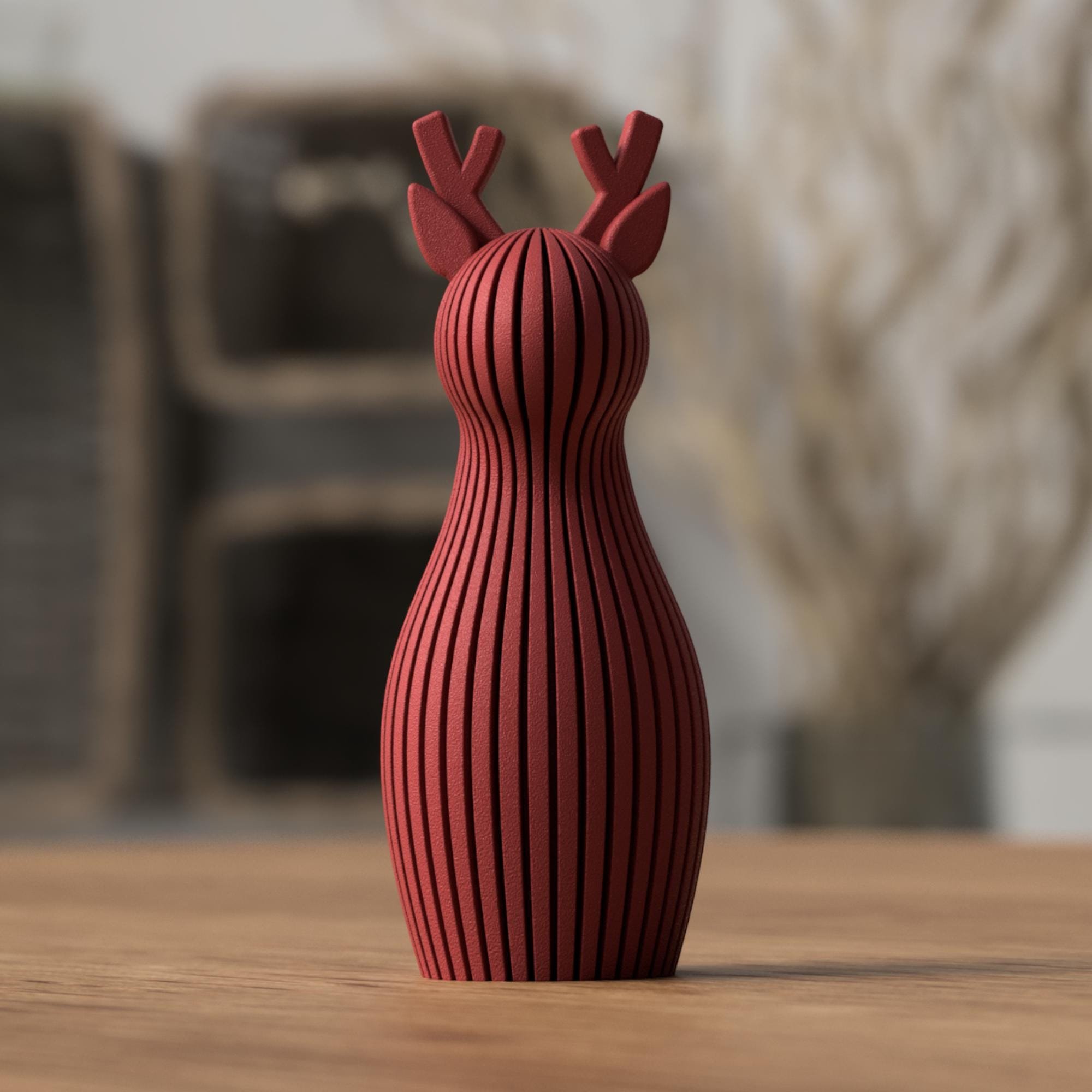 Weinrote Rentier Figur auf Holzoberfläche im Wohnraum arrangiert, als moderner Akzent für Sideboard, Regal oder Esstisch.