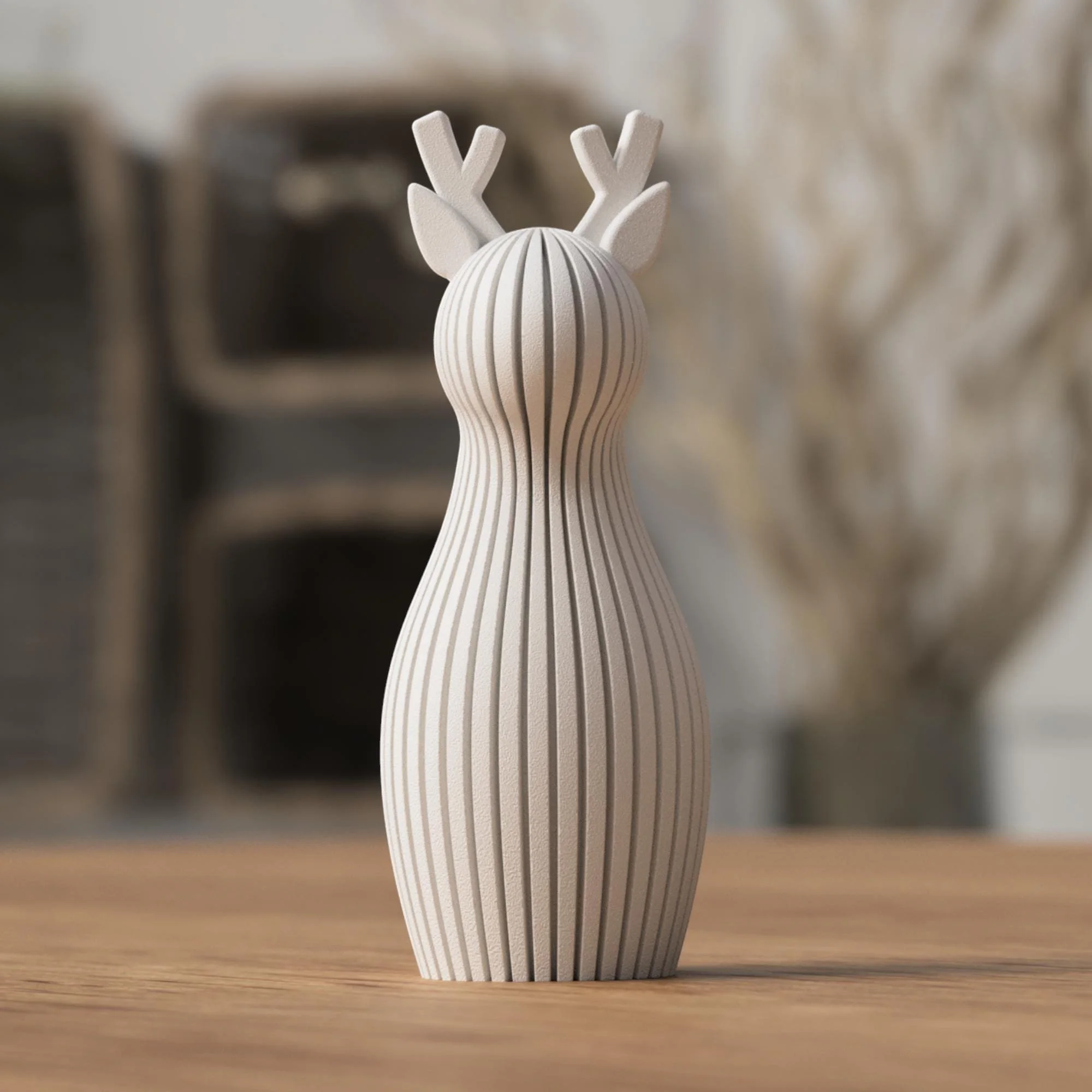 Weiße Rentier Figur auf Holzoberfläche vor weichem Hintergrund, passend als dezente Weihnachtsdeko im modernen Wohnstil.