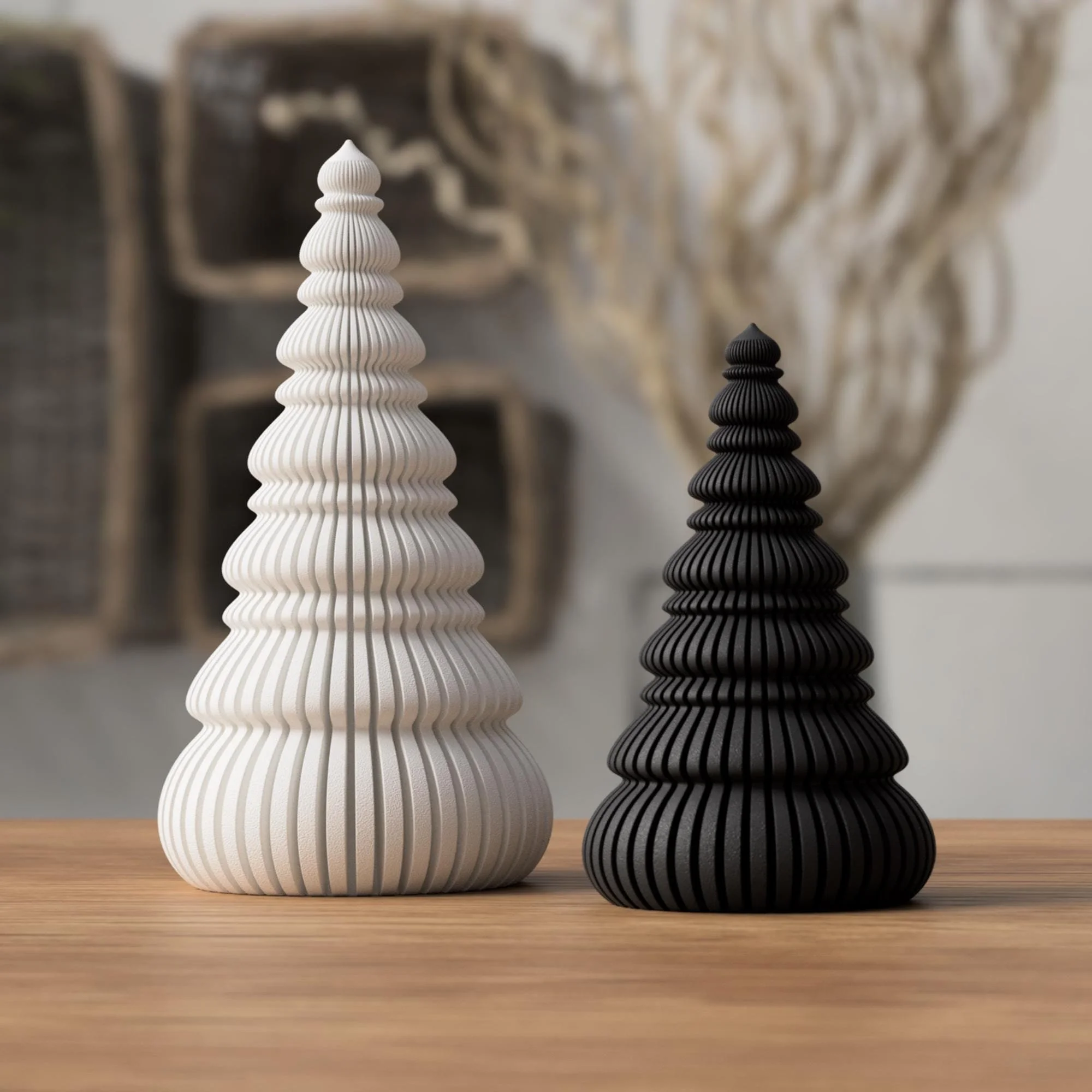 Zwei gerippte Deko-Weihnachtsbäume in Cremeweiß und Schwarz auf Holzfläche, dekoriert als ruhiges Duo im skandinavisch-minimalistischen Stil.