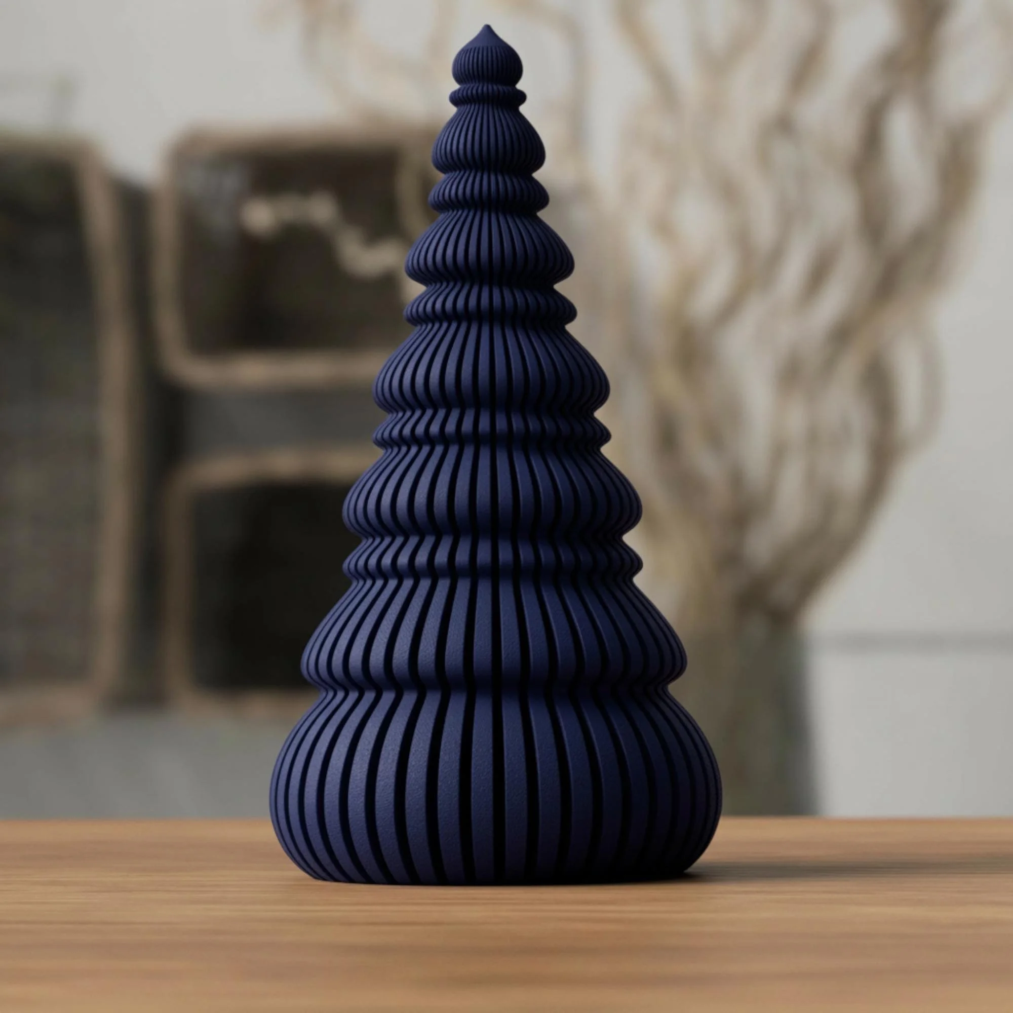 Gerippter Deko-Weihnachtsbaum in Dunkelblau als Einzelstück auf Holzfläche, mit klarer Kegelform für moderne und nordische Winterdeko.