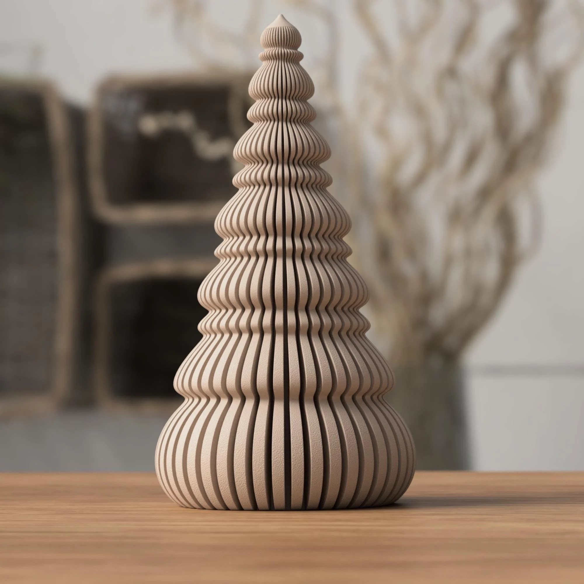 Minimalistischer Deko-Weihnachtsbaum in Sandbeige mit feiner gerippter Struktur, einzeln platziert auf Holzfläche vor weichem Hintergrund.