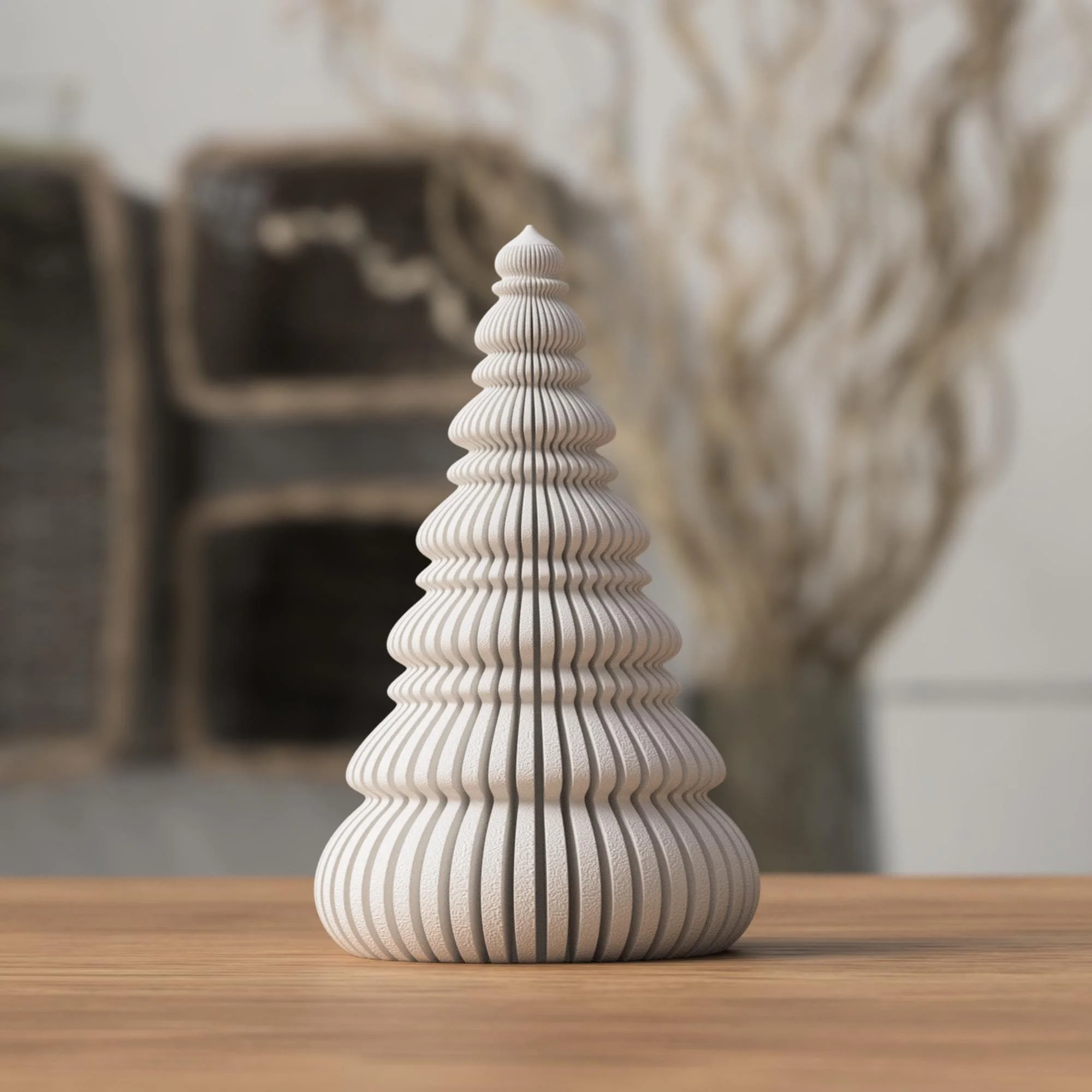 Kleiner Deko-Weihnachtsbaum in Cremeweiß mit gerippter Oberfläche auf Holzfläche, passend für Fensterbank, Regal oder schlichte Tischdeko.