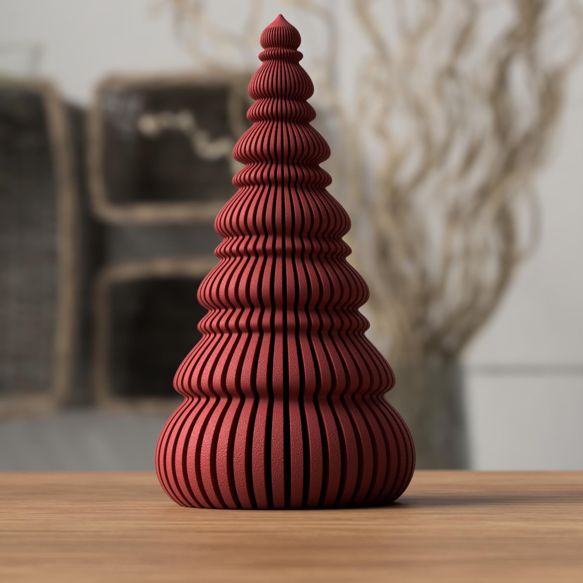 Gerippter Deko-Weihnachtsbaum in Dunkelrot als dekorativer Blickfang auf Holzfläche, ideal für moderne Weihnachtsdeko mit warmem Farbakzent.