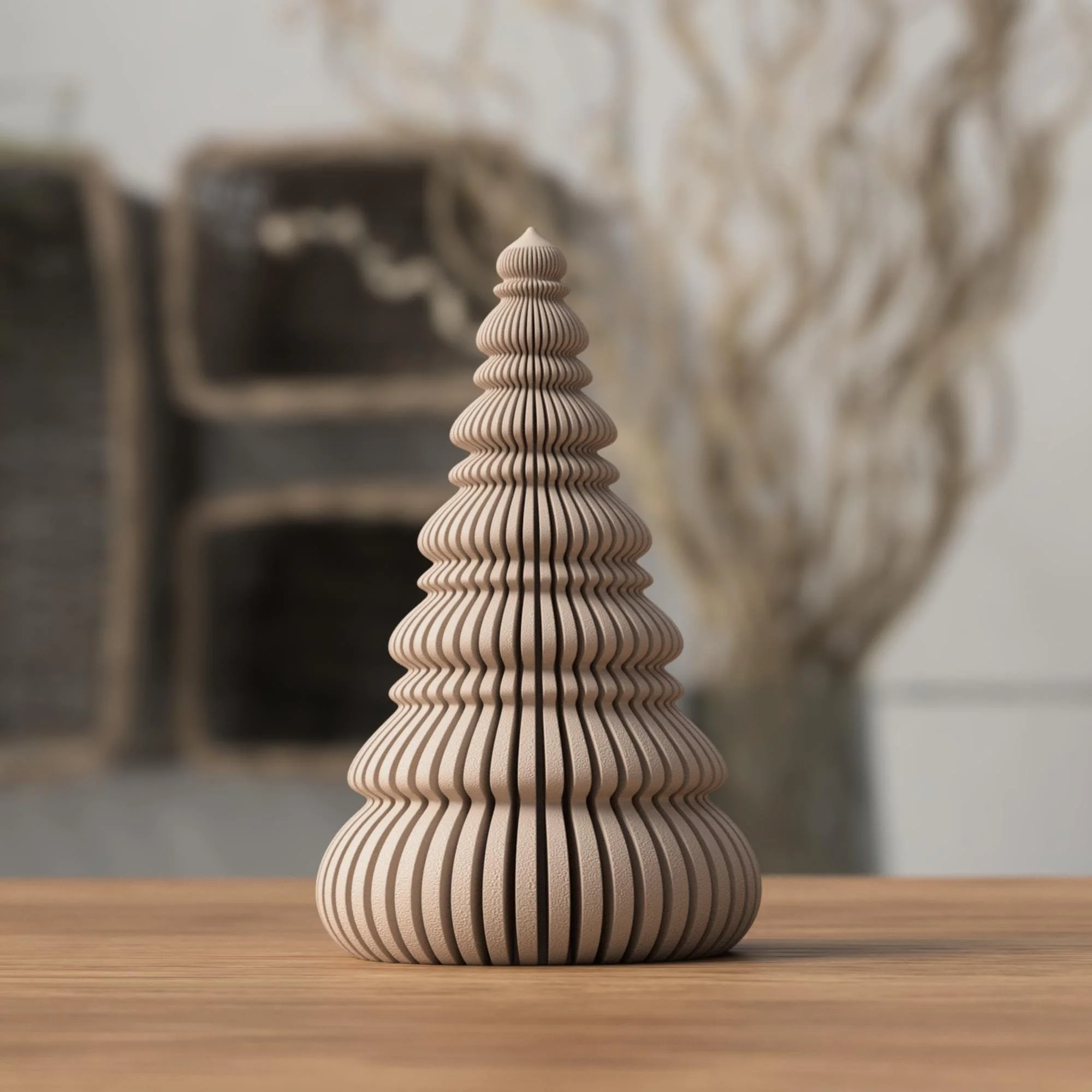 Dekorativer Weihnachtsbaum in Beige mit gleichmäßiger Rillenstruktur auf Holzfläche, schlicht inszeniert für nordische und moderne Winterdeko.