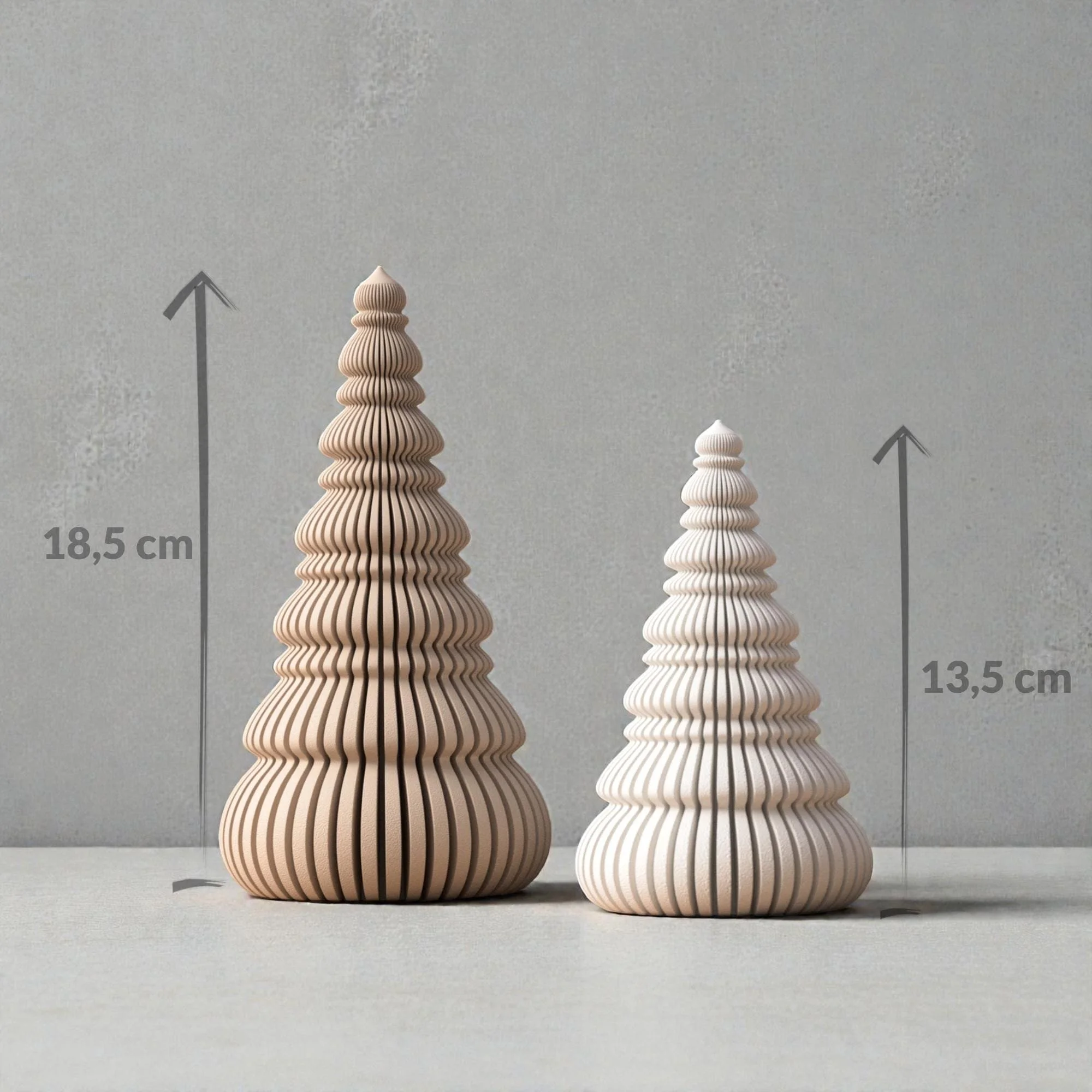 Größenvergleich der Deko-Weihnachtsbäume in Beige und Weiß mit Maßangaben 18,5 cm und 13,5 cm auf neutralem Hintergrund.