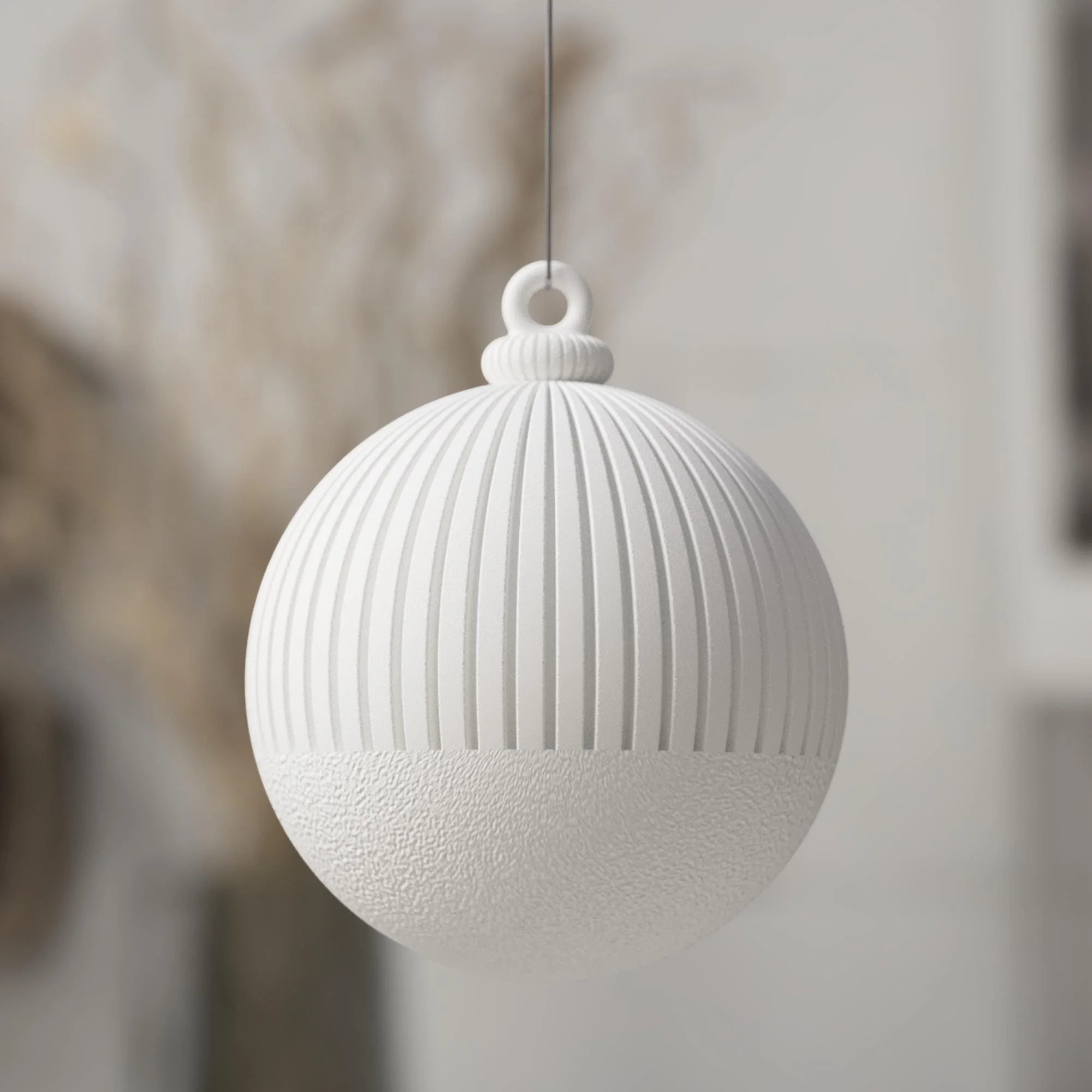 Weiße Weihnachtskugel im reduzierten Japandi Design mit klarer Form, matter Oberfläche und dezentem Strukturverlauf.