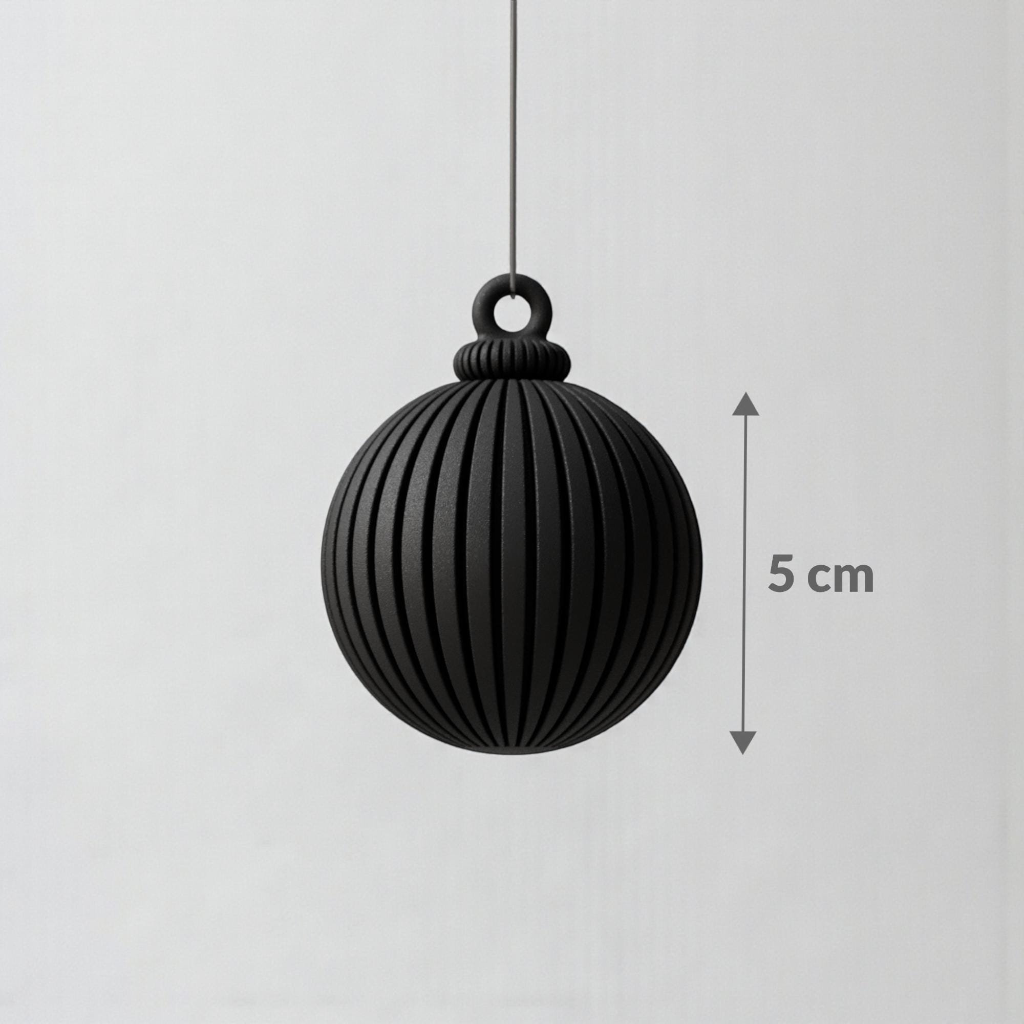 Schwarze Japandi Weihnachtskugel mit Maßangabe 5 cm und matter Rillenstruktur zur Veranschaulichung der kompakten Größe.