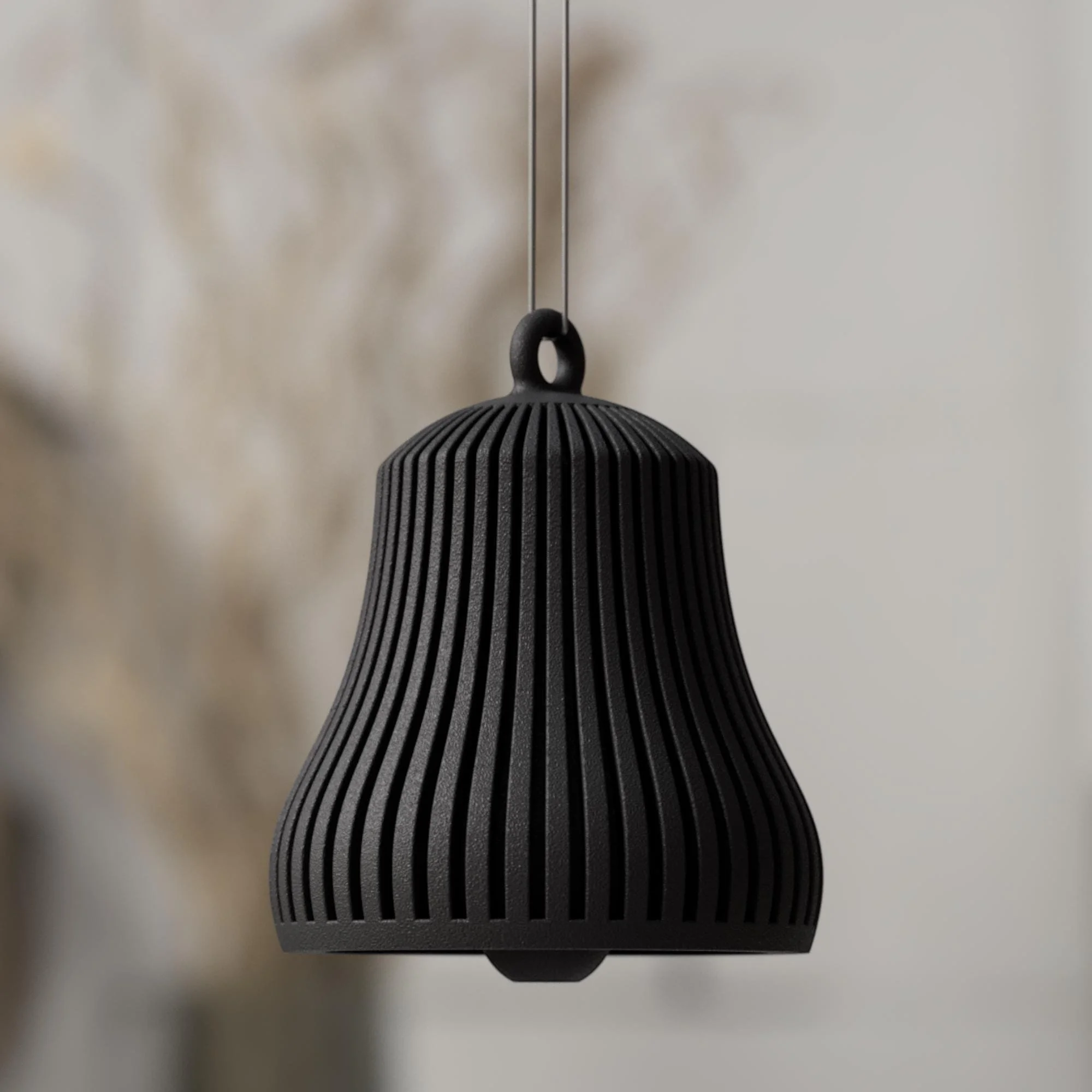 Schwarze Weihnachtsglocke mit vertikaler Rillenoberfläche, klar geformt und minimalistisch gestaltet, als moderner Christbaumanhänger