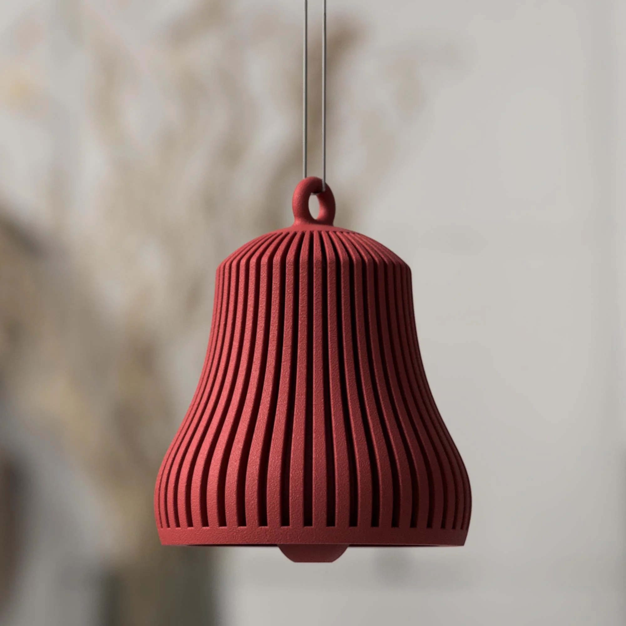 Rote Weihnachtsglocke mit markanter Rillenstruktur als dezenter Farbakzent für moderne und reduzierte Weihnachtsdekoration