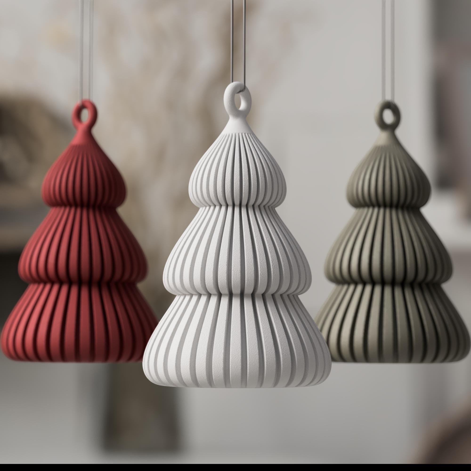 Weihnachtsbaum Anhänger im Set aus Rot, Weiß und Olivgrün, nebeneinander arrangiert als schlichte Christbaumdeko im skandinavischen Stil.