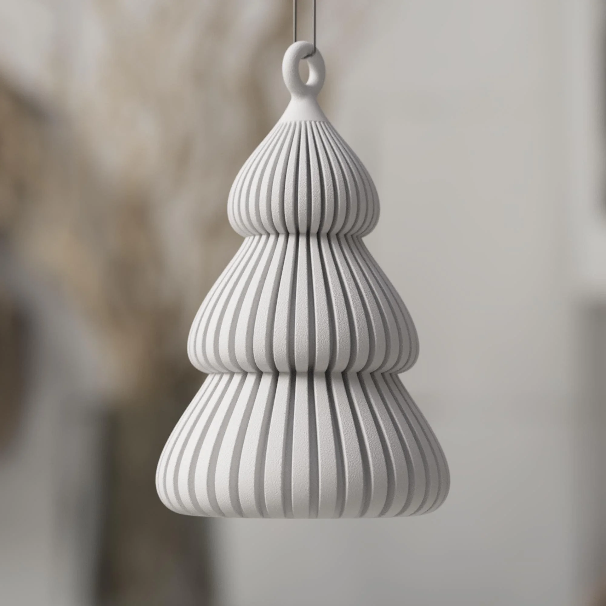 Weißer Baumanhänger in moderner Tannenform mit vertikaler Rillenstruktur und dezenter Aufhängung, reduziert gestaltet für schlichte Weihnachtsdeko.