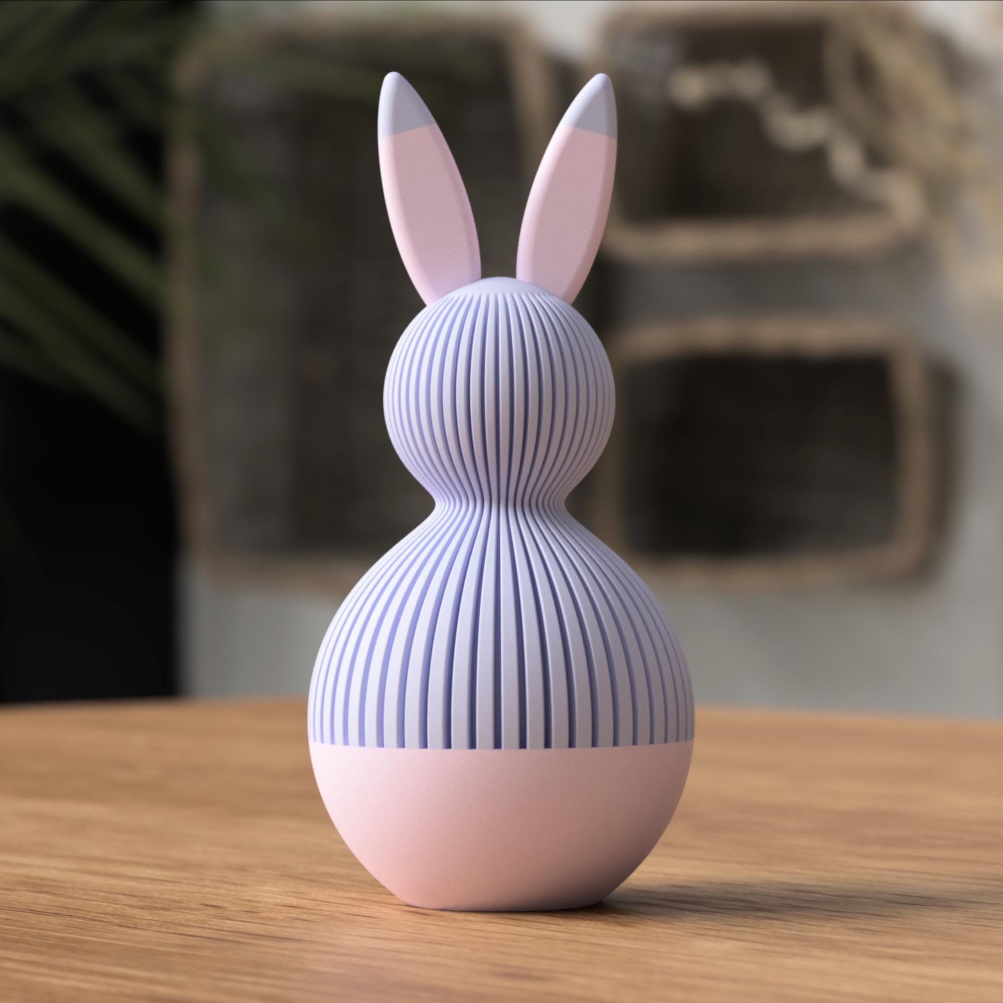 Einzelner Osterhase im Japandi Stil in Lavendel und Altrosa mit klarer Linienstruktur als schlichte Osterdeko auf einem Holztisch.