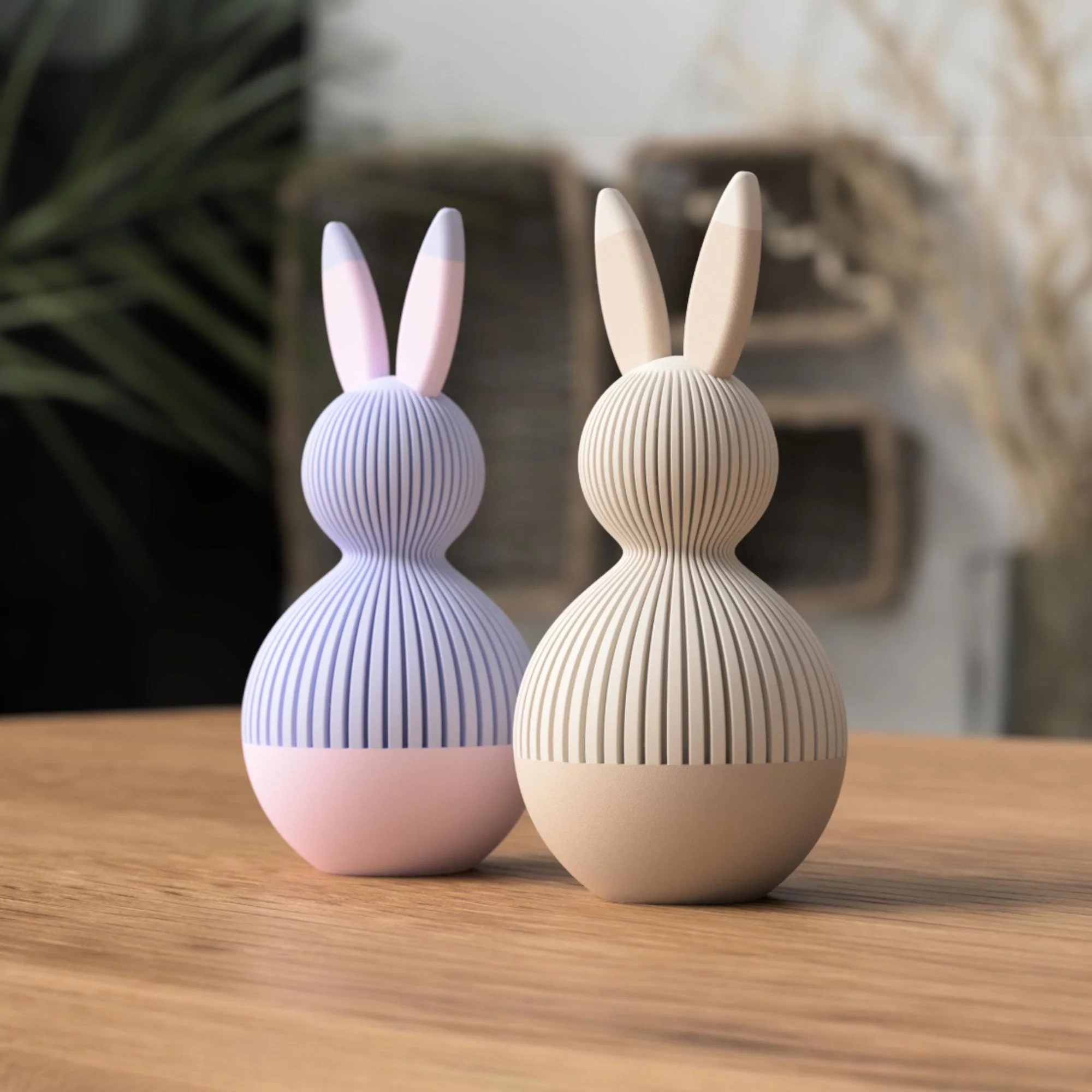 Osterhasen im Zweierset in Lavendel und Beige, frontal gezeigt mit harmonischem zweifarbigem Design und matter Rillenoptik.