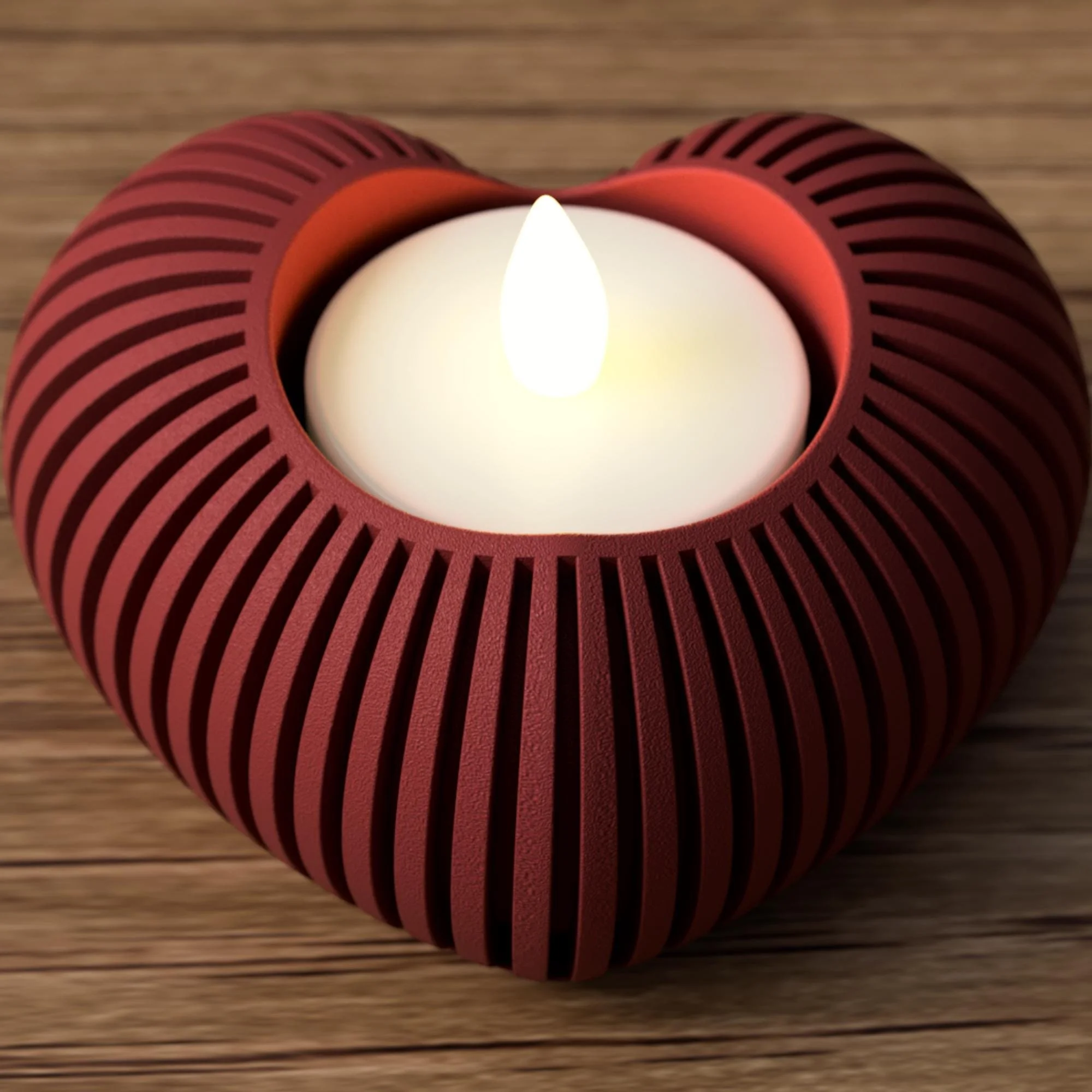Herz-Teelichthalter in Bordeauxrot mit gerippter Oberfläche und warm leuchtendem LED-Teelicht auf einer Holzoberfläche.