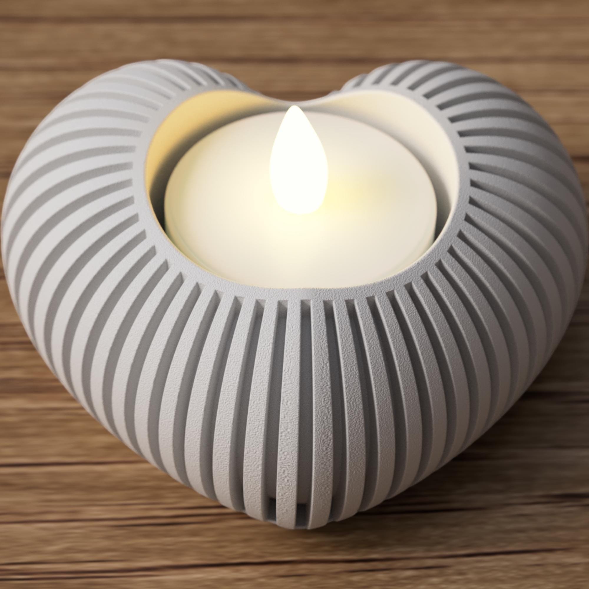 Weißer Herz-Teelichthalter mit feiner Rillenstruktur und eingesetztem LED-Teelicht als ruhiger Dekoakzent auf Holz.