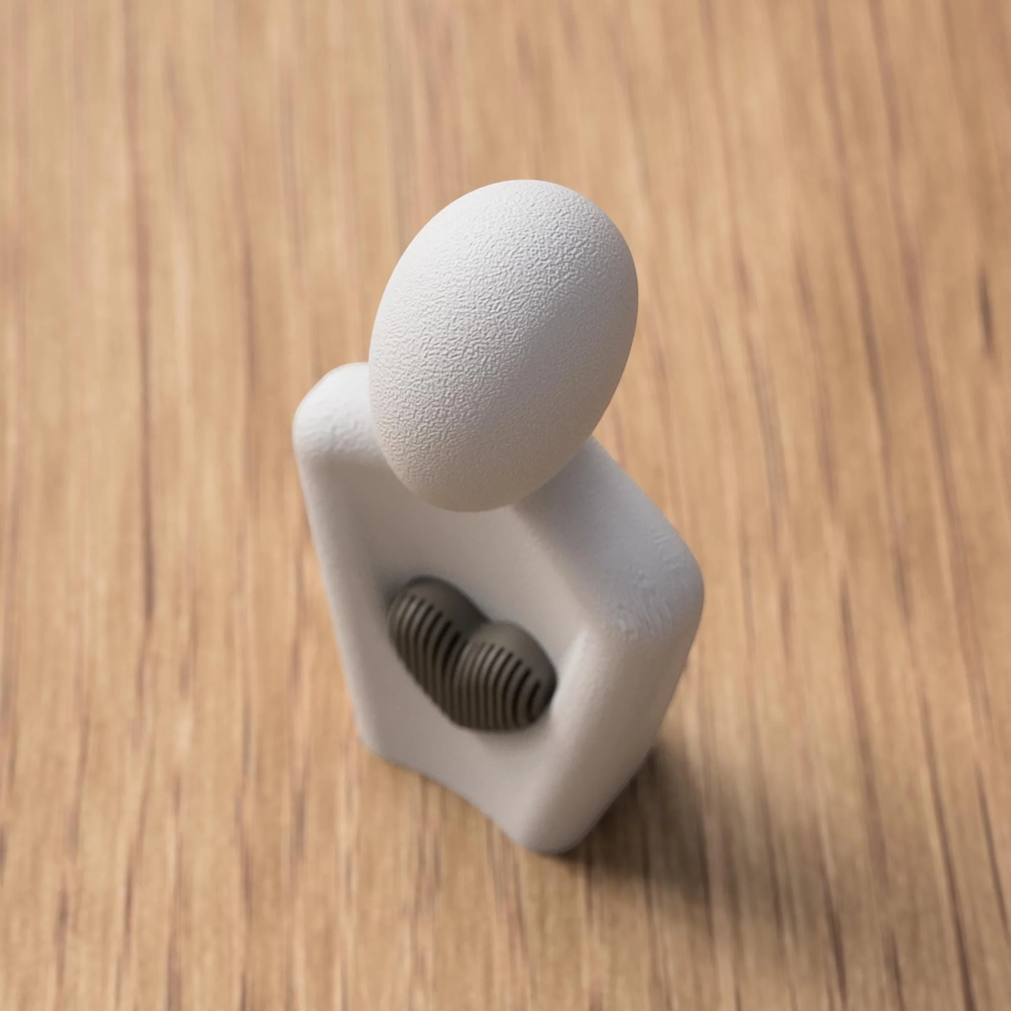 Seitliche Ansicht der weißen Herzfigur mit eingesetztem Herzdetail, organisch geformte Dekoskulptur in minimalistischer Optik auf hellem Holzuntergrund.