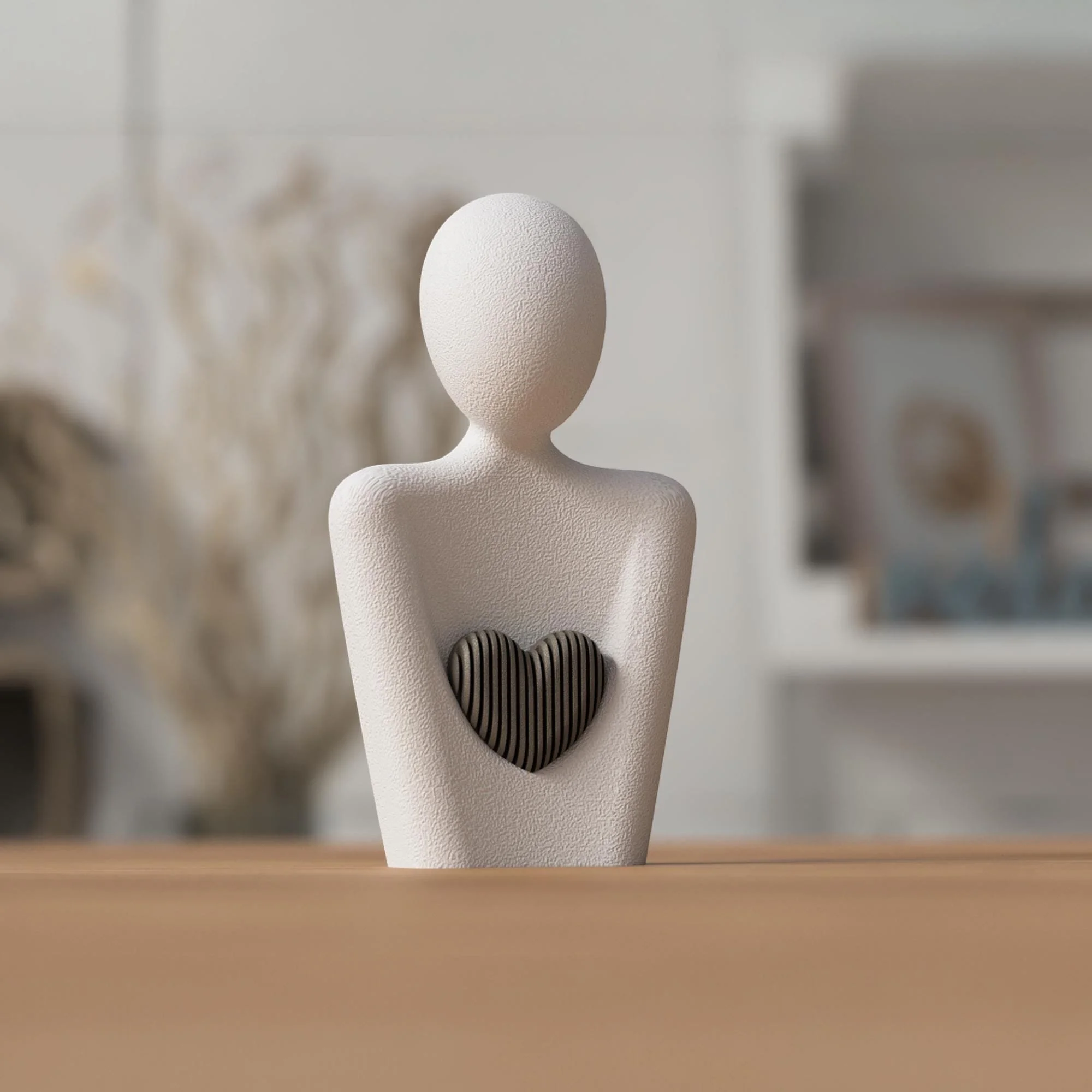 Weiße Herzfigur mit dunklem Holzeinsatz als dezente Tischdeko vor wohnlichem Hintergrund, passend für moderne und klar reduzierte Einrichtungen.