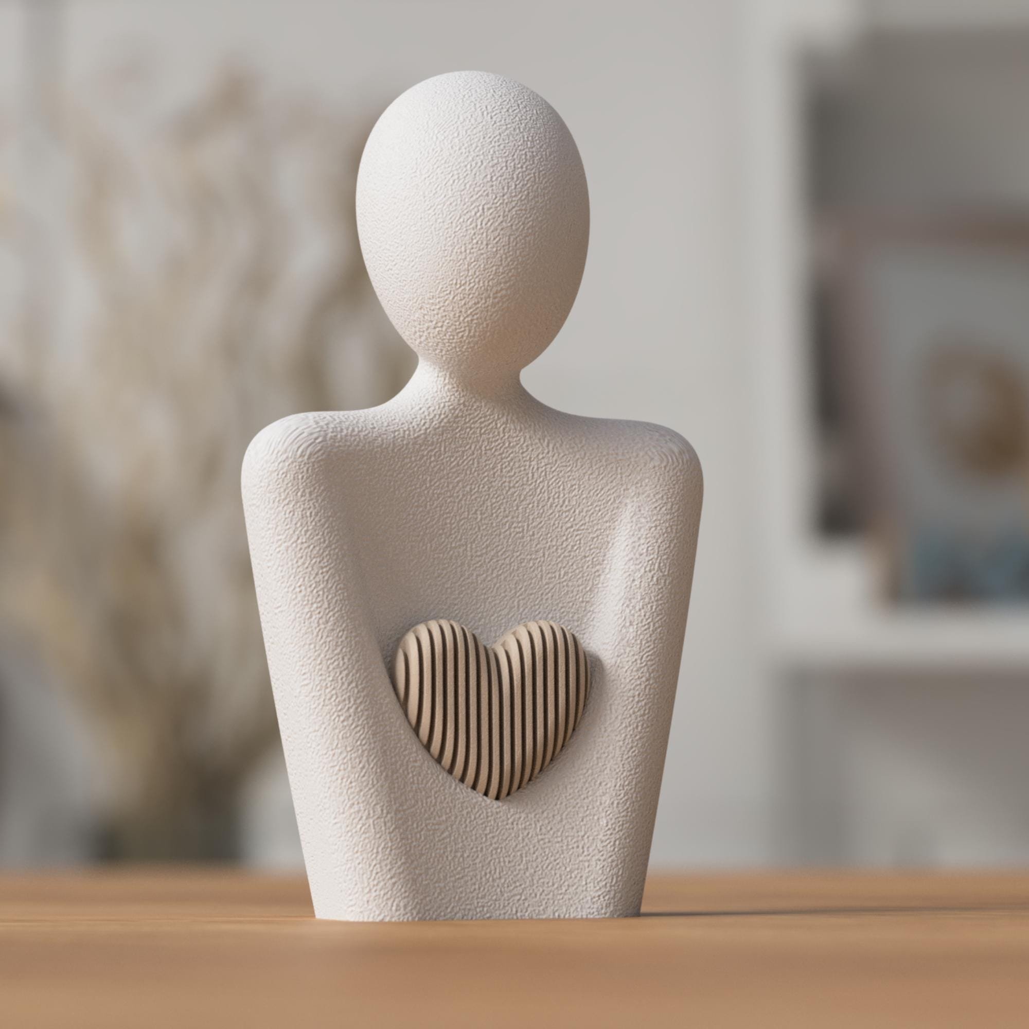 Detailansicht der weißen Dekofigur mit geriffeltem Herz aus hellem Holz, sanfter Wohnakzent für Regal, Sideboard oder Fensterbank.