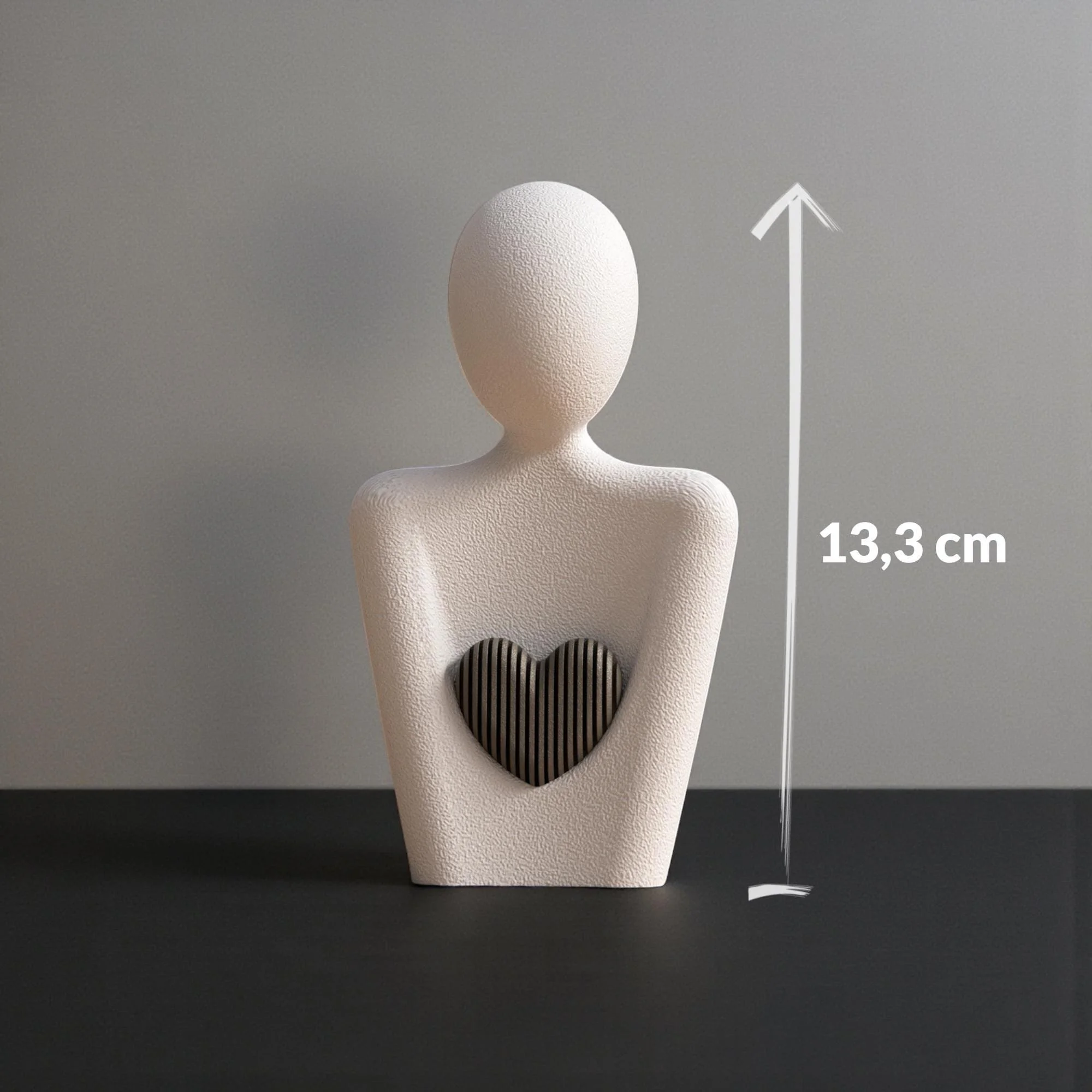 Herzfigur in Weiß mit dunklem Herzdetail und eingeblendeter Höhe von 13,3 cm, kompakte Dekoskulptur für kleine Ablageflächen und Tischdeko.