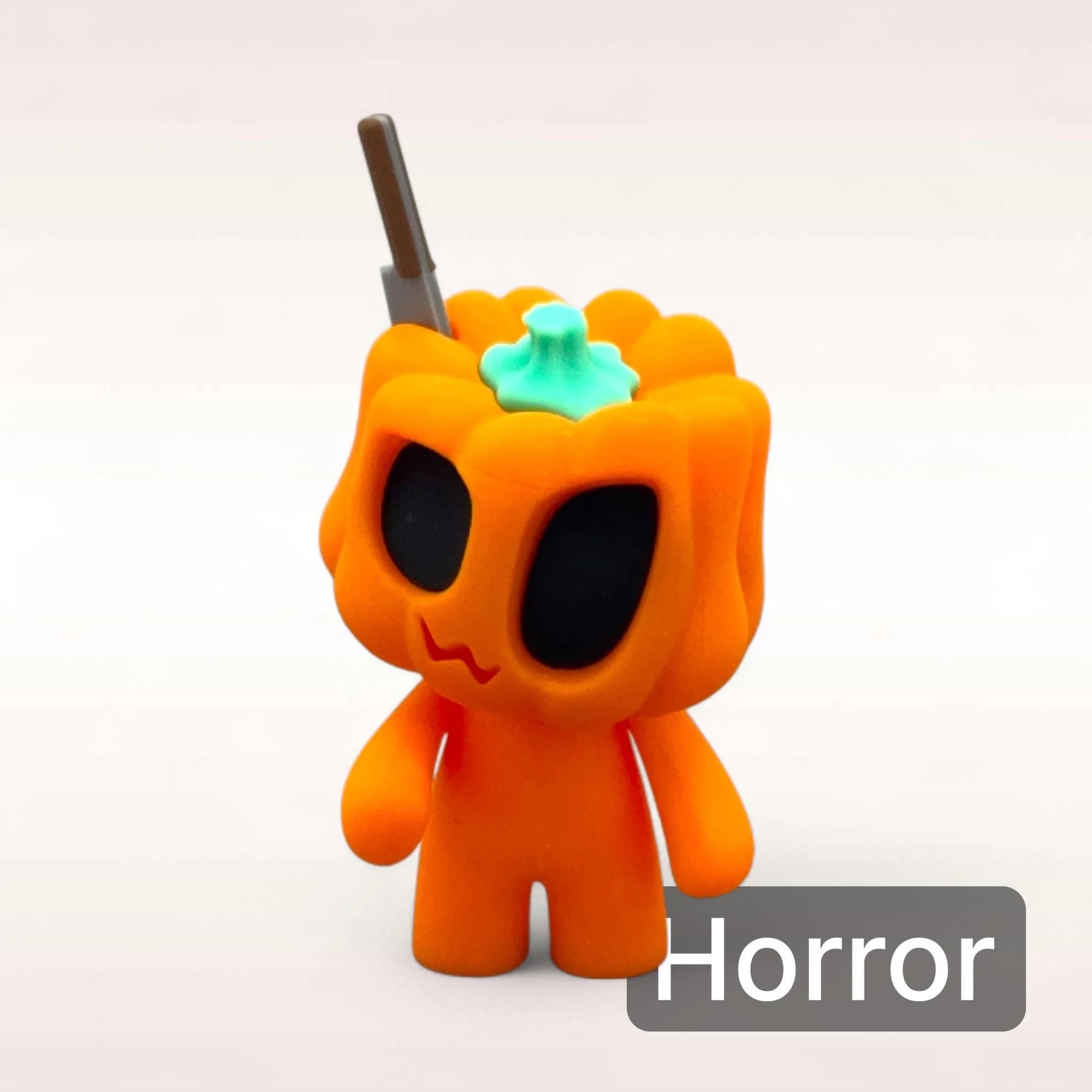 Mini Kürbis Figur Horror in Orange mit Messer im Kopf und dunklen Augen als auffällige Halloween Deko auf hellem Hintergrund.