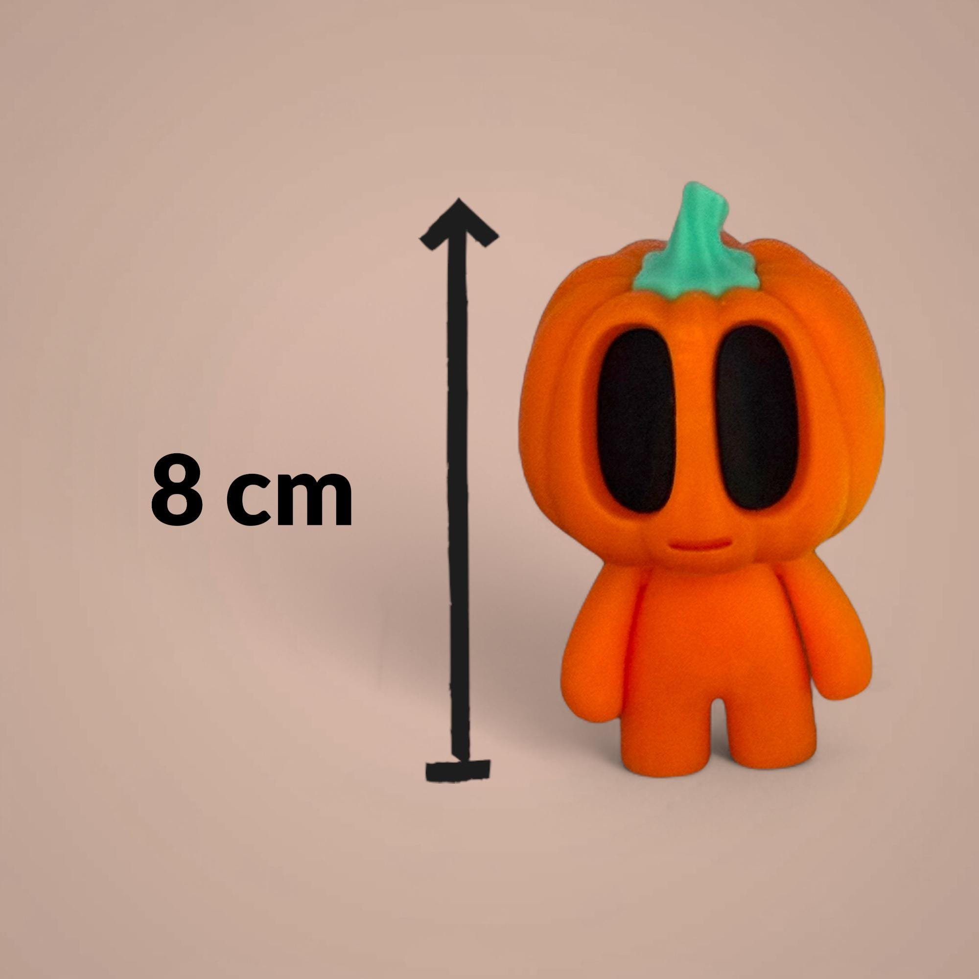 Mini Kürbis Figur in Orange mit Größenangabe von 8 cm, kompakt gestaltet als kleine Herbst und Halloween Dekoration.