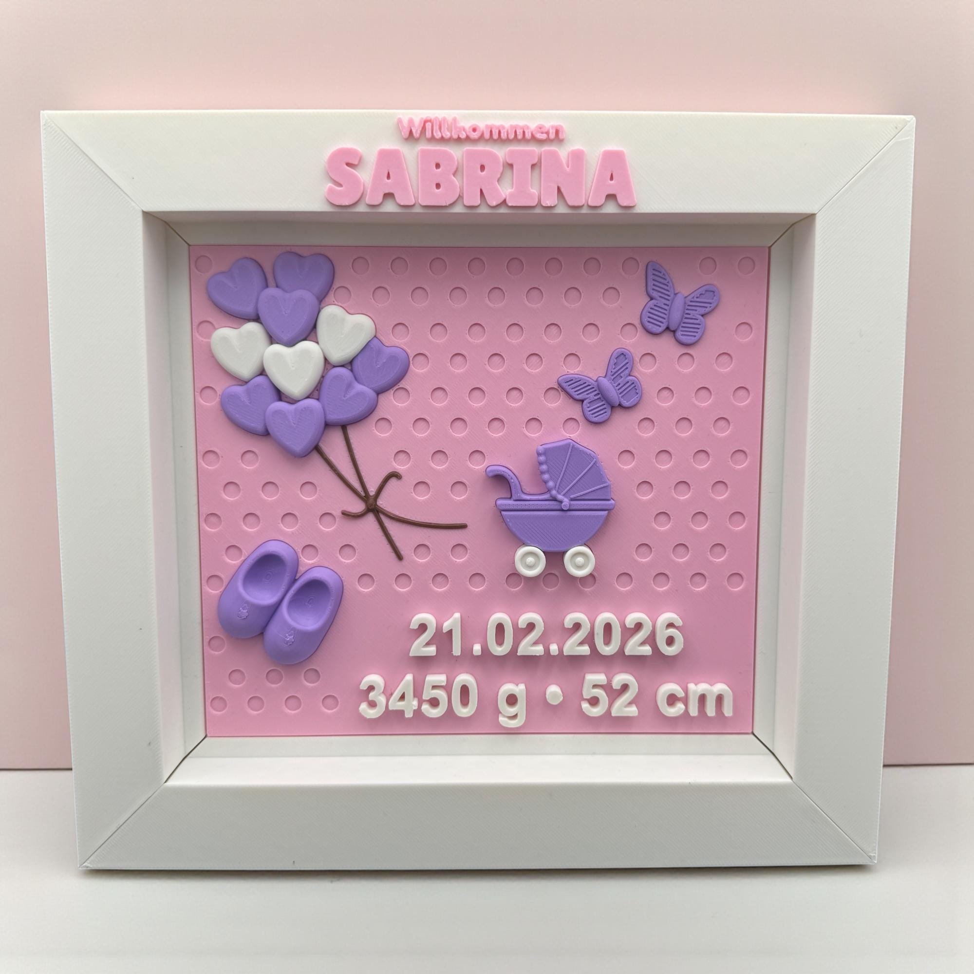 Personalisierte Geburtstafel für Mädchen im weißen Rahmen mit 3D-Name, Geburtsdaten, Kinderwagenmotiv und Schmetterlingen in Rosa und Lila.