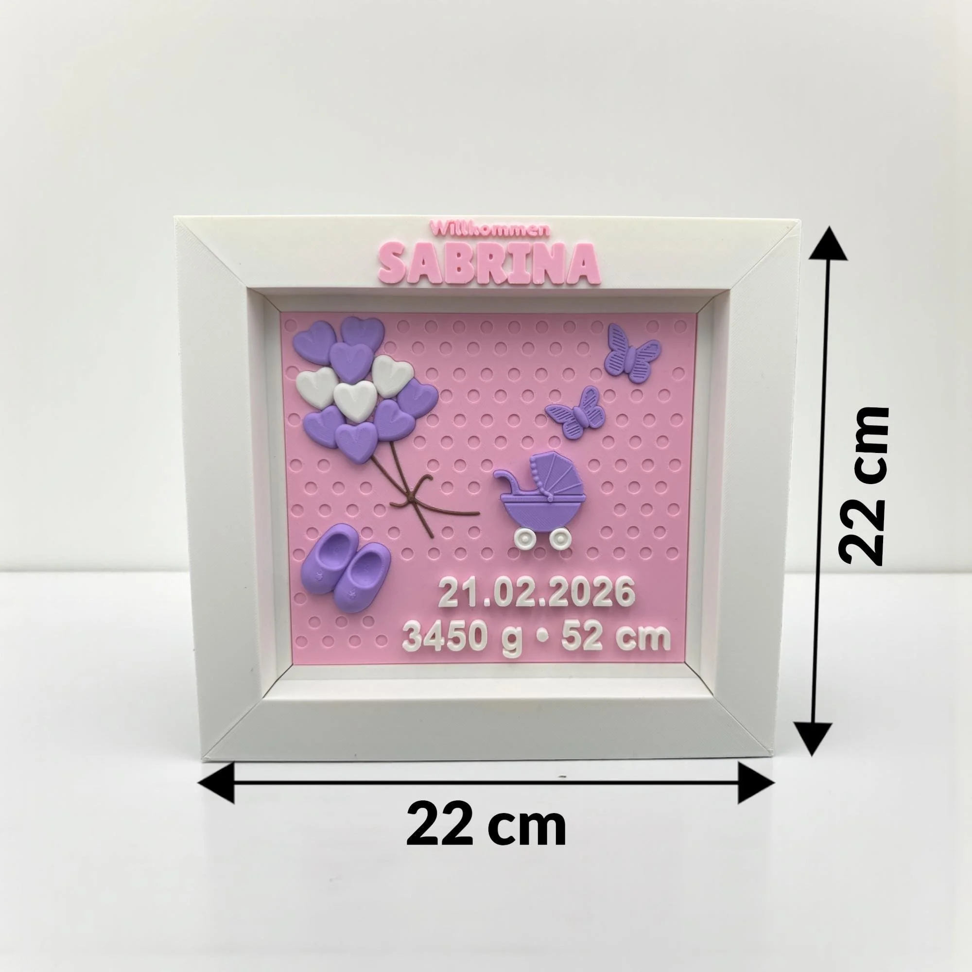 Geburtstafel für Mädchen im weißen Rahmen mit Maßangaben von 22 cm Höhe und 22 cm Breite als Größenansicht.