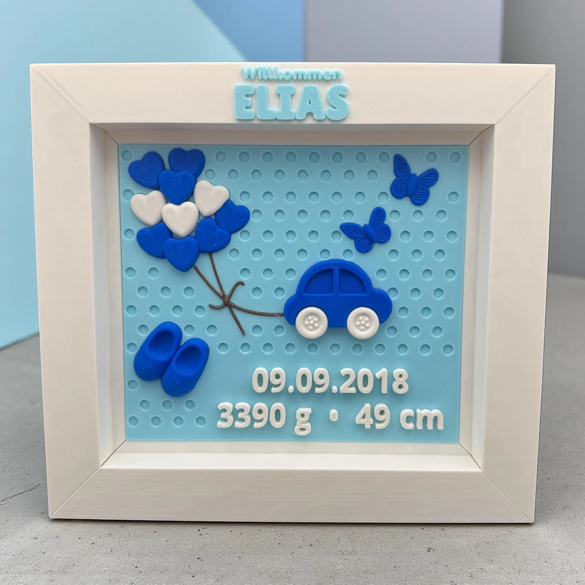 Personalisierte Geburtstafel für Jungen in Weiß und Blau mit 3D-Name Elias, Geburtsdaten, Wolkenballons, Auto und Schmetterlingen im Rahmen