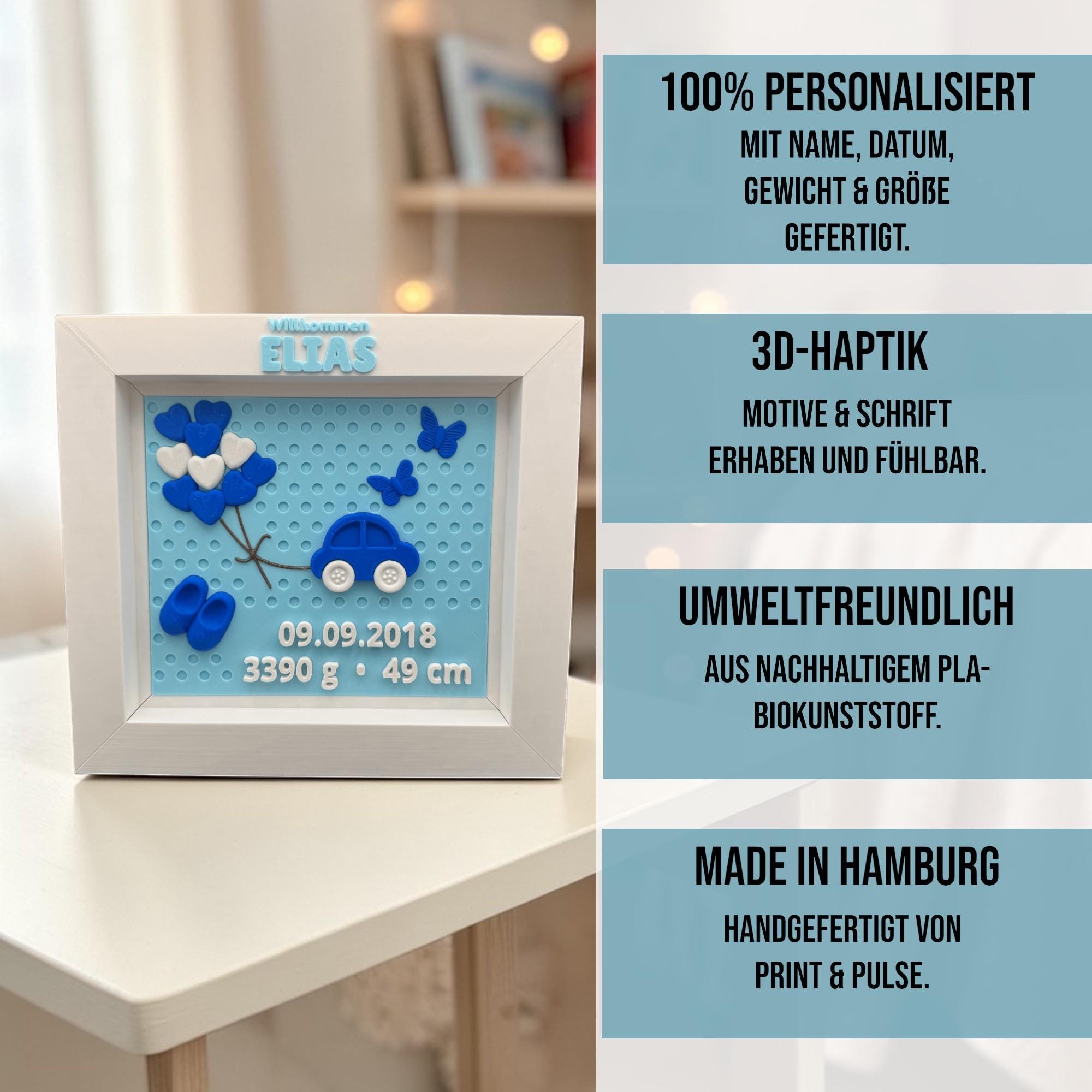 Geburtstafel für Jungen aus weißem Rahmenmaterial in schräger Seitenansicht auf einer Kommode, mit blauen 3D-Elementen und sichtbarer Tiefe